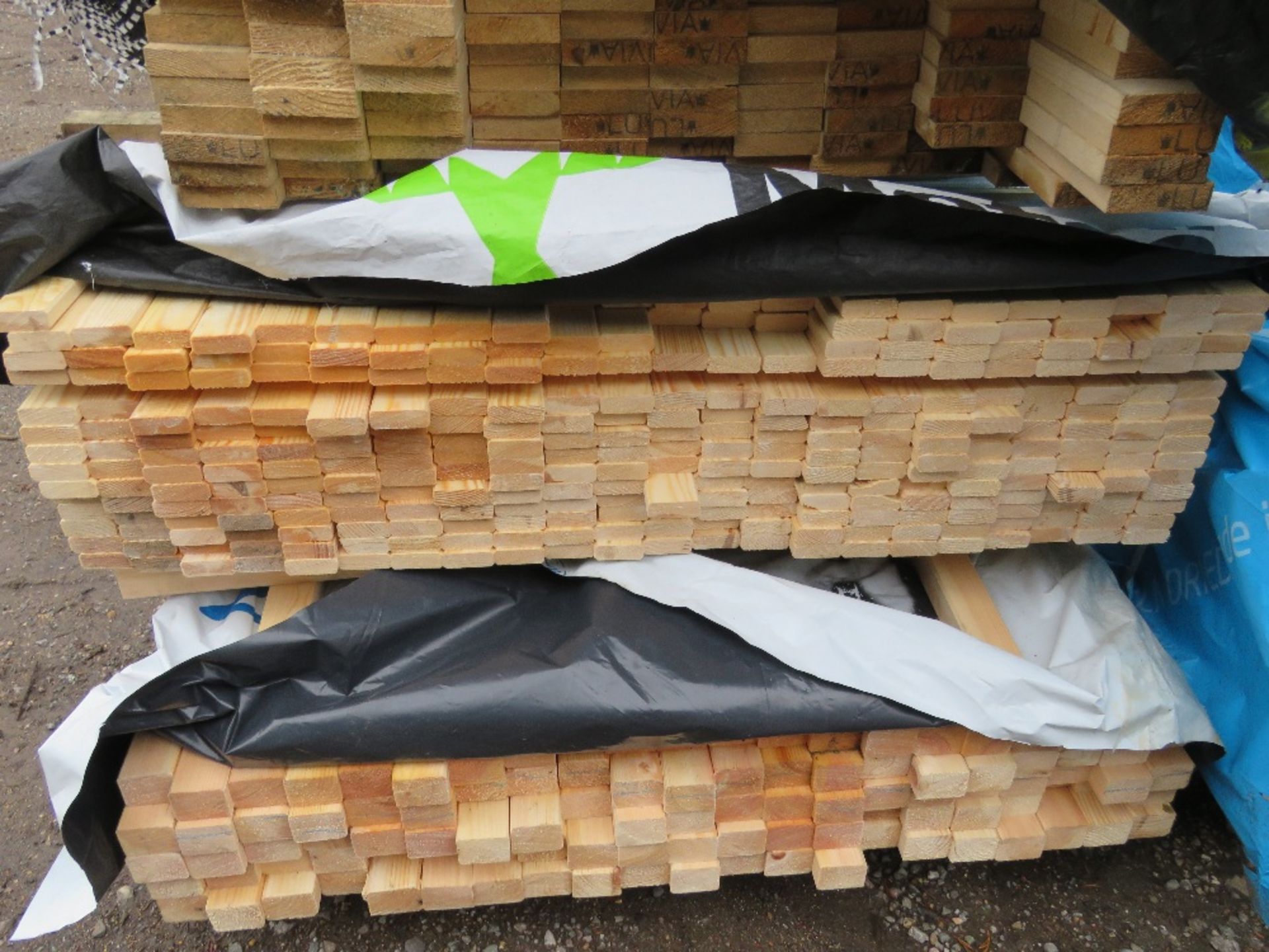 STACK OF 4 SMALL BUNDLES OF ASSORTED FENCING TIMBERS, 1.8M LENGTH APPROX. - Image 4 of 6