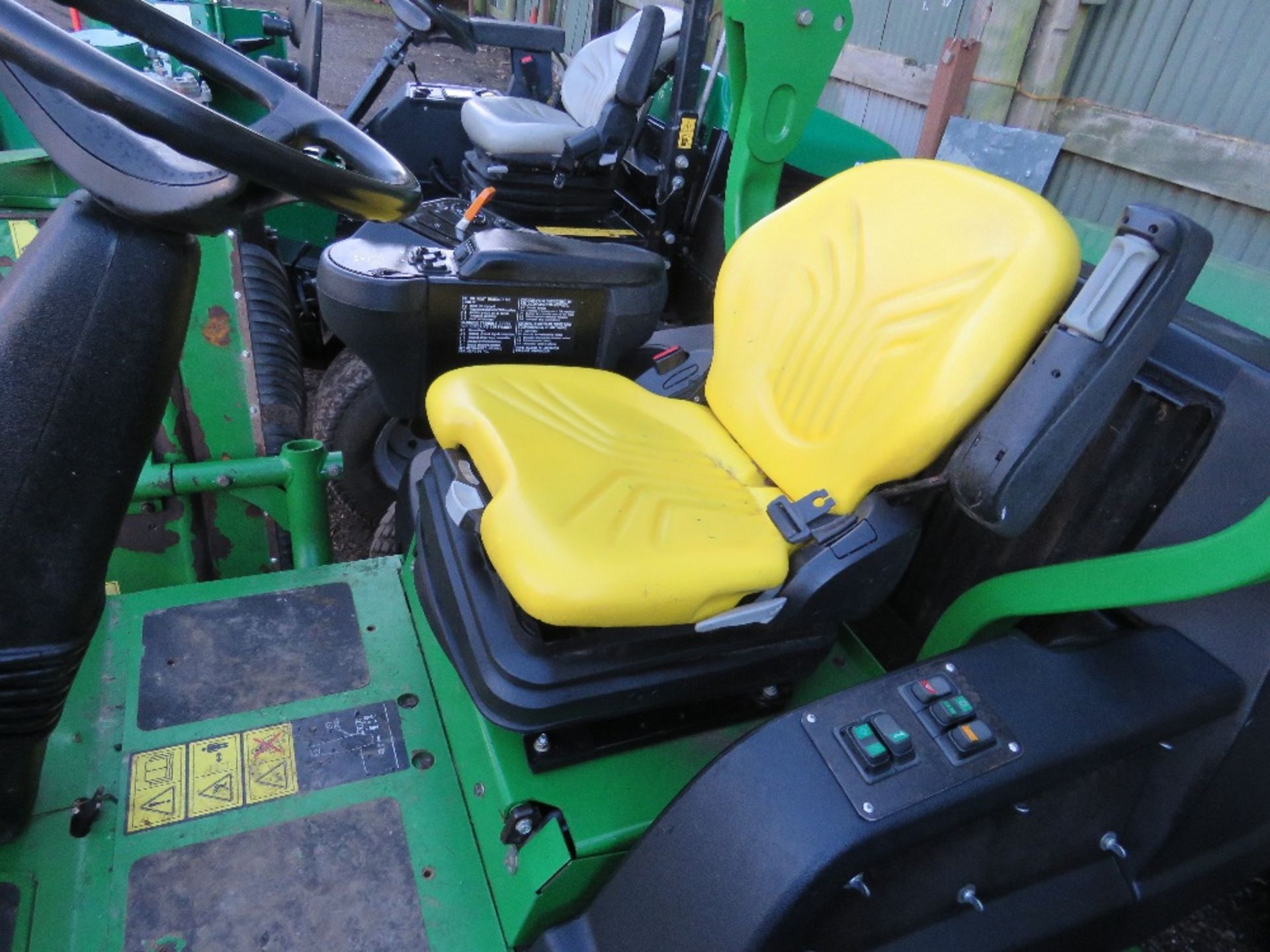 JOHN DEERE 8400 COMMERCIAL TRIPLE RIDE ON CYLINDER MOWER, 2927 REC HOURS. REG: OU13 BBN (LOG BOOK TO - Image 4 of 9