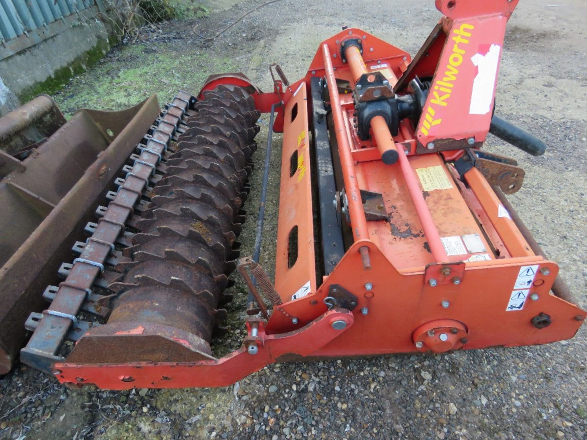 KILWORTH 170M TRACTOR MOUNTED STONE BURIER / ROTORVATOR, YEAR 2009 WITH REAR PACKER ROLLER. - Image 5 of 8