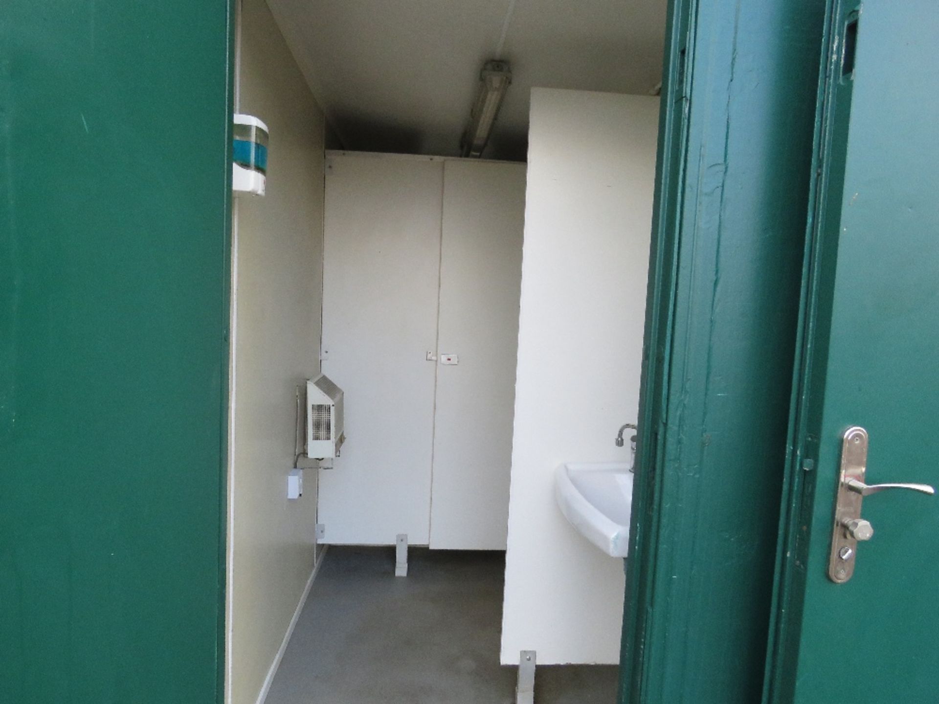 SECURE WELFARE CABIN, 32FT LENGTH X 10FT WIDTH APPROX WITH GENERATOR. ACCOMODATION COMPRISES OFFICE, - Image 16 of 16