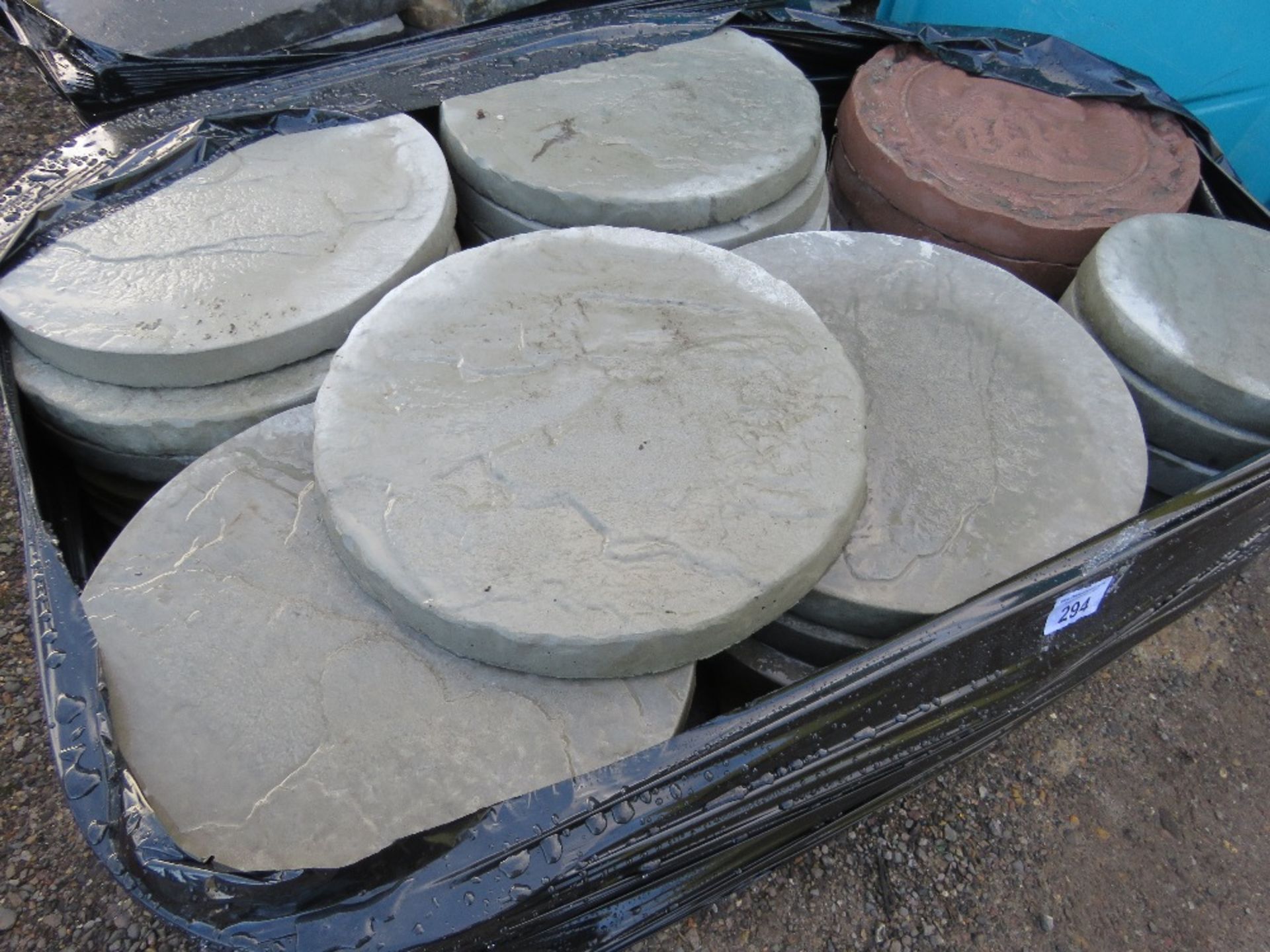 2 X LARGE PALLETS OF DECORATIVE PAVING SLABS. THIS LOT IS SOLD UNDER THE AUCTIONEERS MARGIN SCHEM - Image 5 of 5