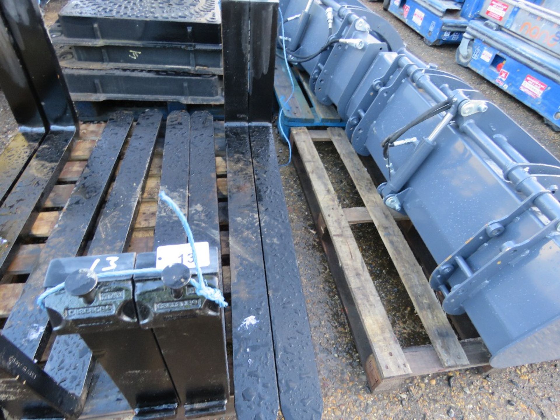 PAIR OF FORKLIFT TRUCK TINES, 16" CARRIAGE, 1.2M LENGTH APPROX. - Image 3 of 6