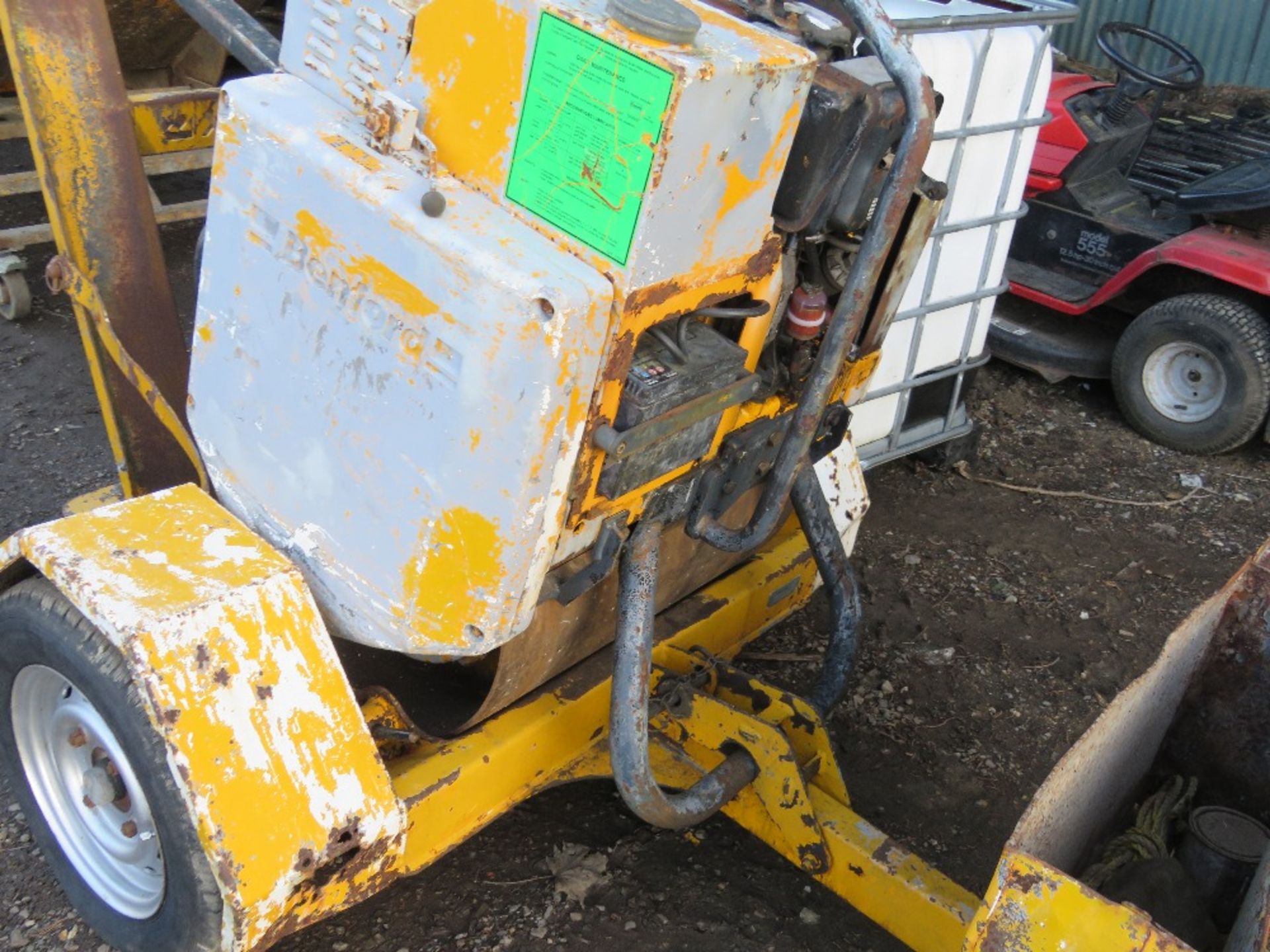 BENFORD MBR71 SINGLE DRUM ROLLER ON A TRAILER. WHEN TESTED WAS SEEN TO DRIVE, AND VIBRATE. NEW BATTE - Image 2 of 5