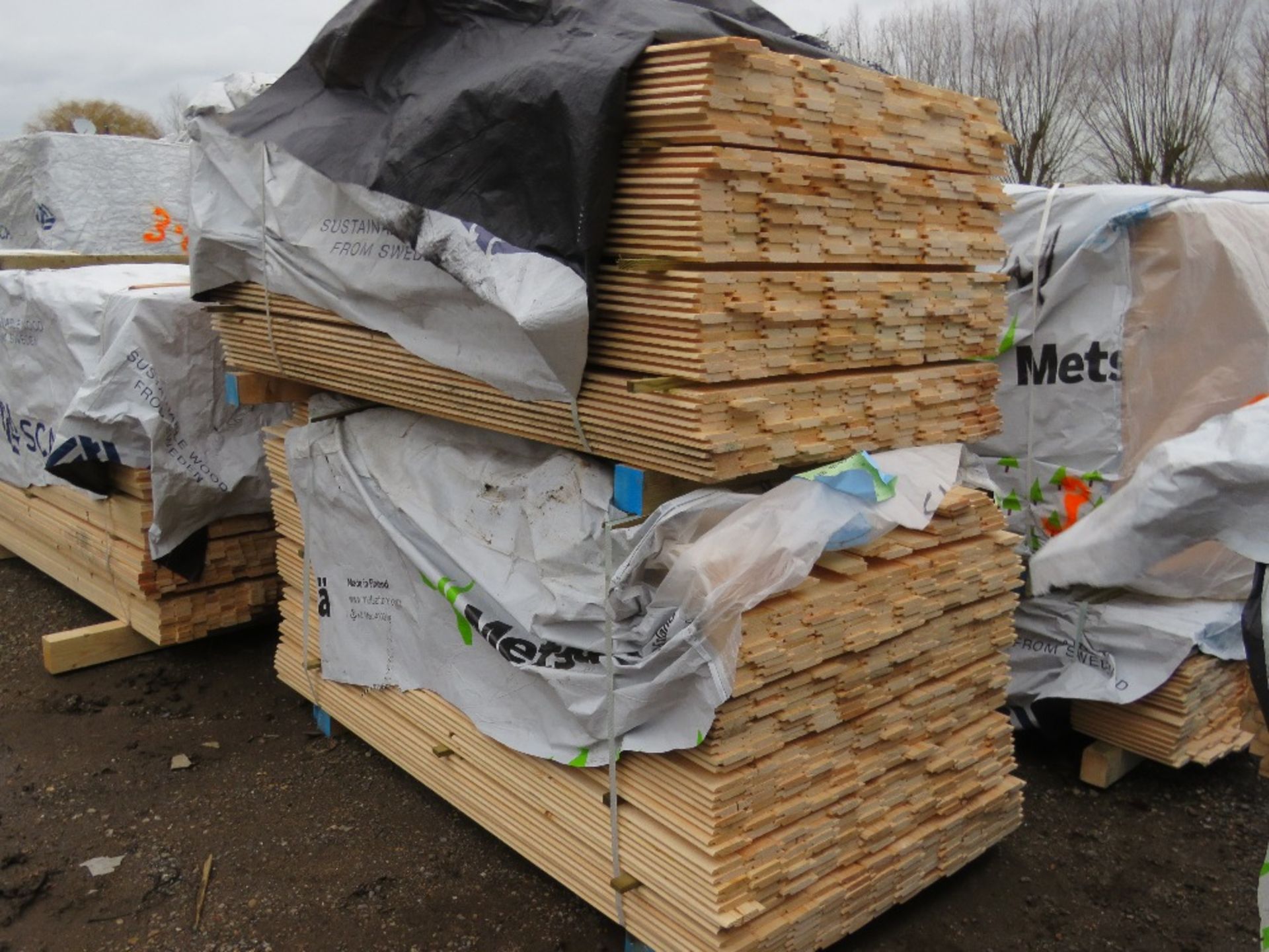 2 X LARGE PACKS OF UNTREATED SHIPLAP FENCE TIMBER CLADDING BOARDS: 1.73M LENGTH 100MM WIDTH APPROX. - Image 4 of 4