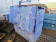 LARGE METAL TOOL BOX, NO KEYS. THIS LOT IS SOLD UNDER THE AUCTIONEERS MARGIN SCHEME, THEREFORE NO