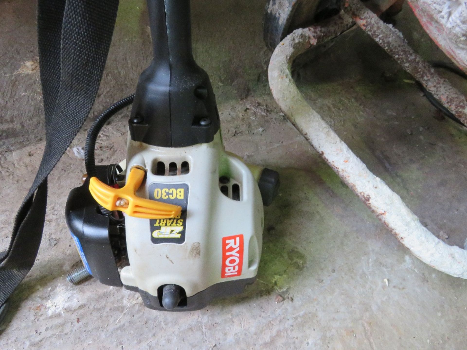 RYOBI PETROL ENGINED BRUSH CUTTER. THIS LOT IS SOLD UNDER THE AUCTIONEERS MARGIN SCHEME, THEREFOR - Image 2 of 6