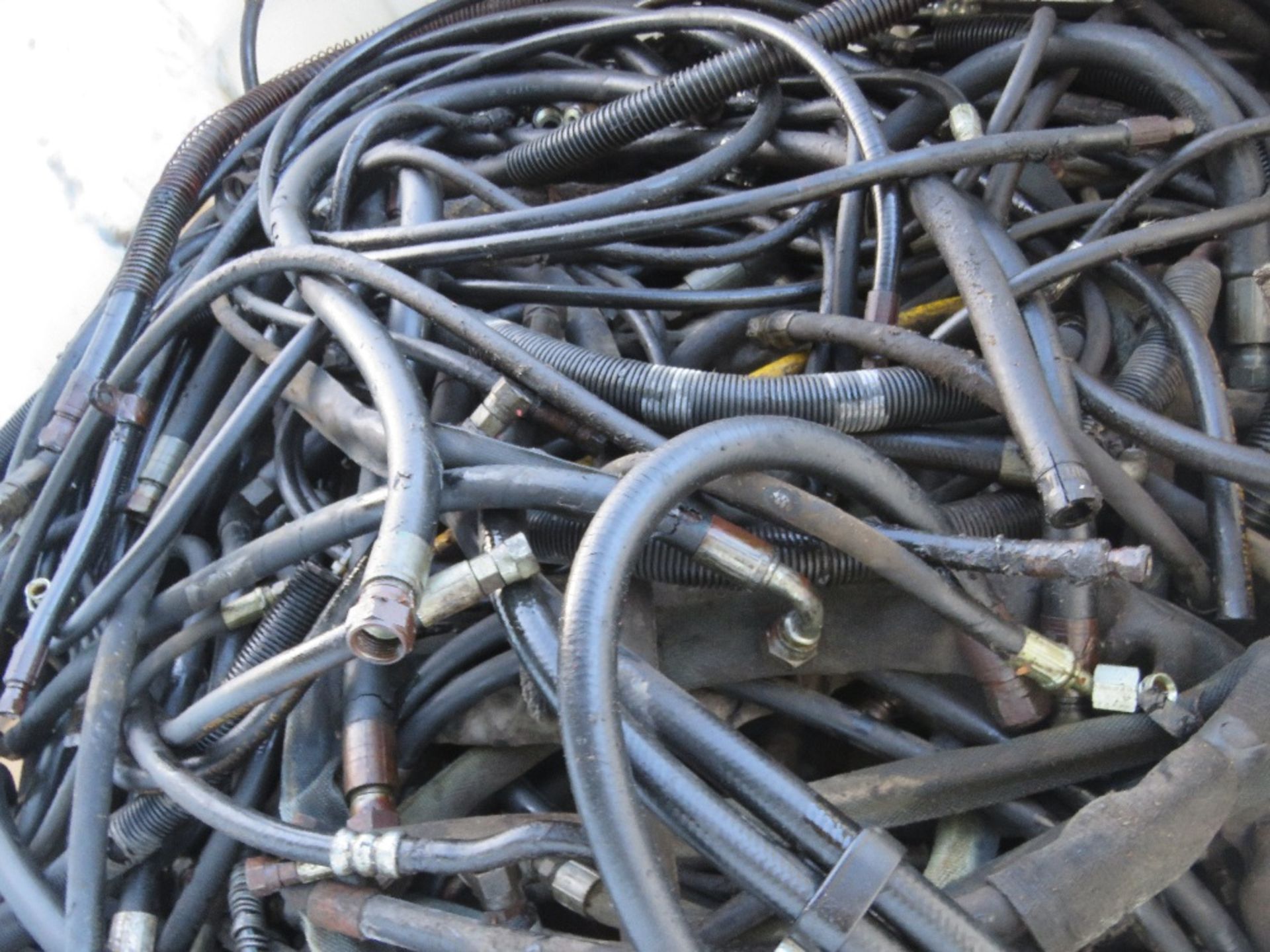 LARGE STILLAGE OF PRE USED HYDRAULIC HOSES. - Image 3 of 3