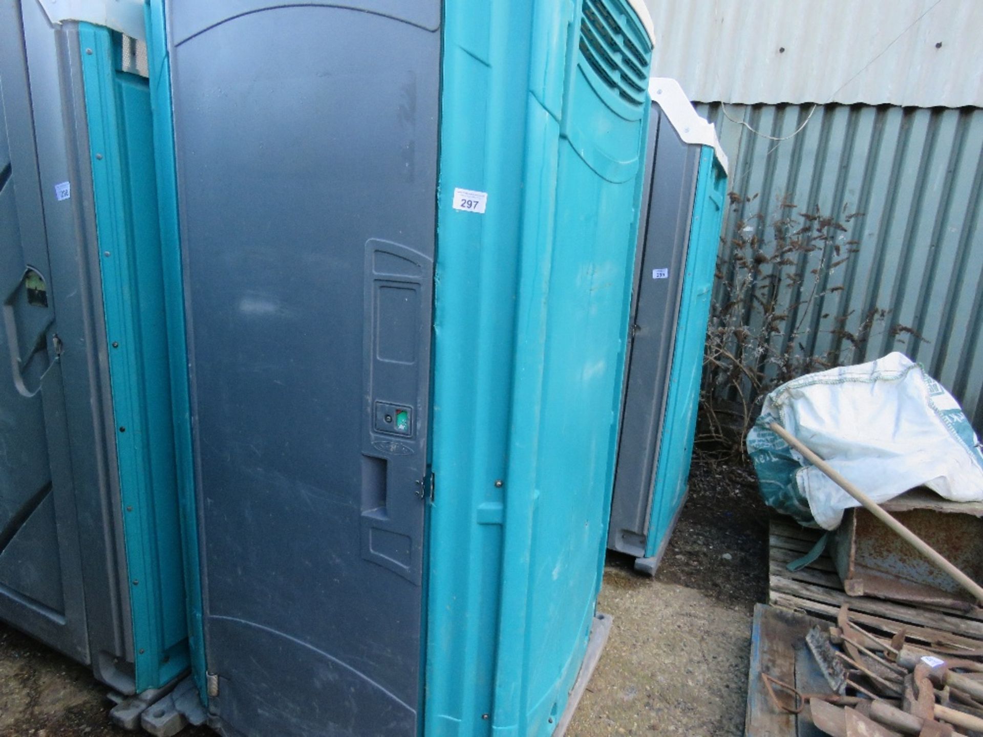 PORTABLE SITE TOILET WITH WASHBASIN . CLEANED AND BLUE DETERGENT ADDED READY FOR USE. THIS LOT IS