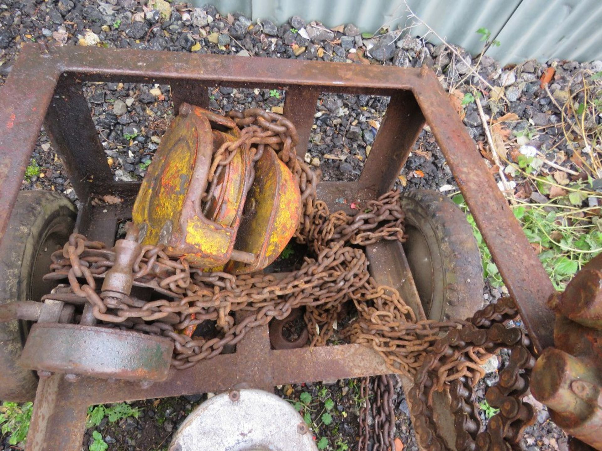 BOTTLE TROLLEY PLUS 4 X ASSORTED WINCHES/CHAIN HOISTS. THIS LOT IS SOLD UNDER THE AUCTIONEERS MAR - Image 3 of 6