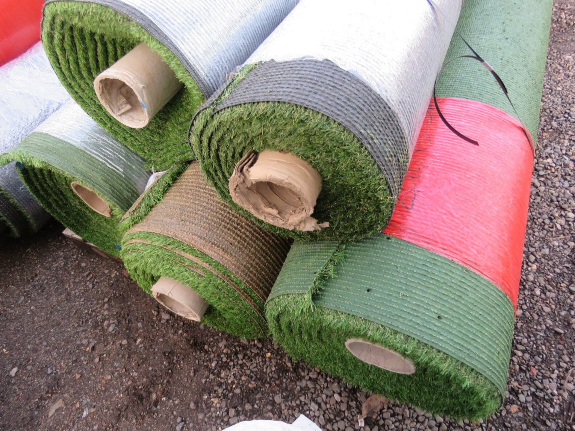 PALLET CONTAINING 5 X ROLLS OF QUALITY FAKE GRASS / ASTRO TURF, 4M WIDTH ROLLS. THIS LOT IS SOLD - Image 3 of 3