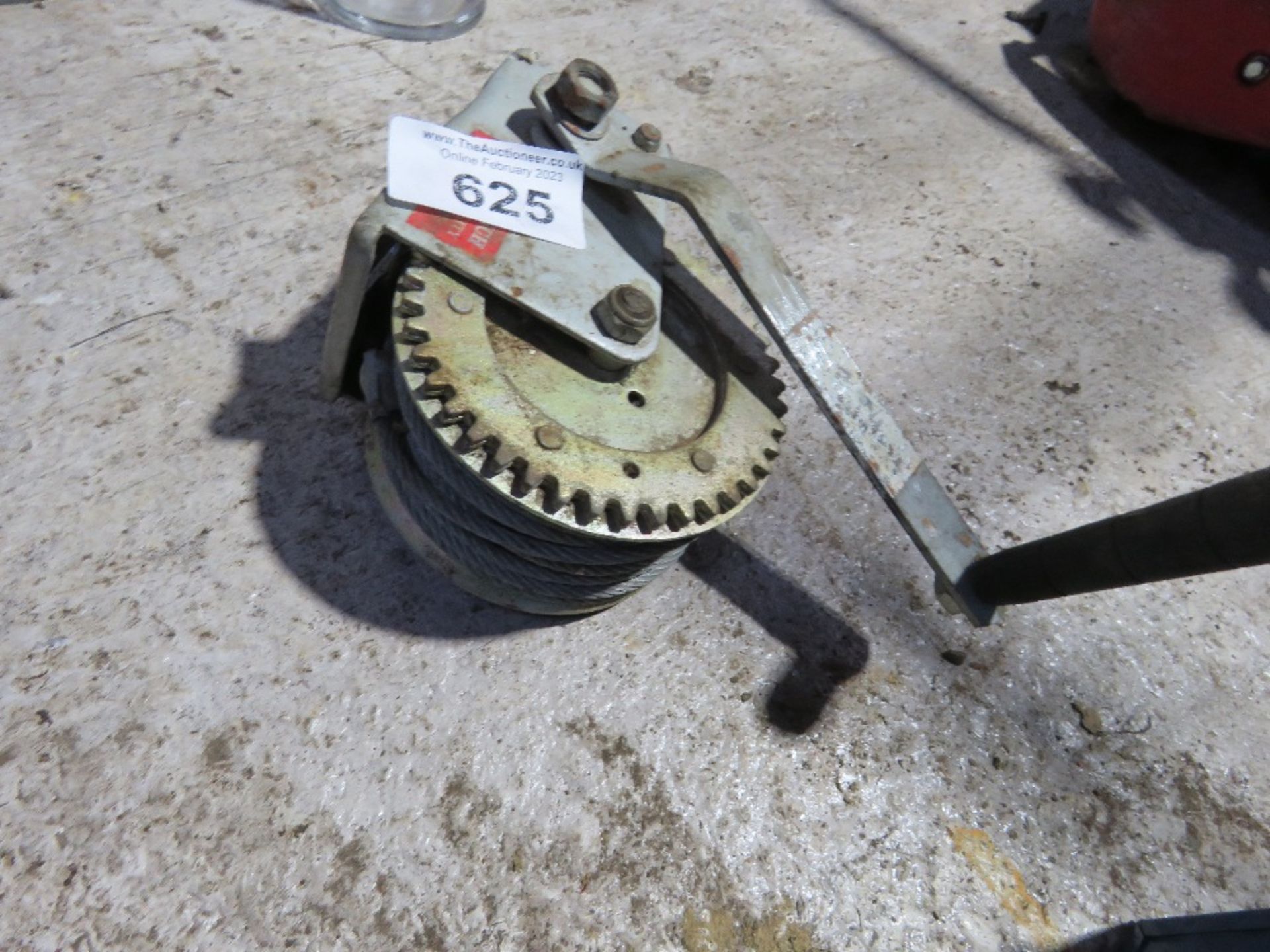 SMALL SIZED BOAT WINCH WITH A CABLE. THIS LOT IS SOLD UNDER THE AUCTIONEERS MARGIN SCHEME, THEREF