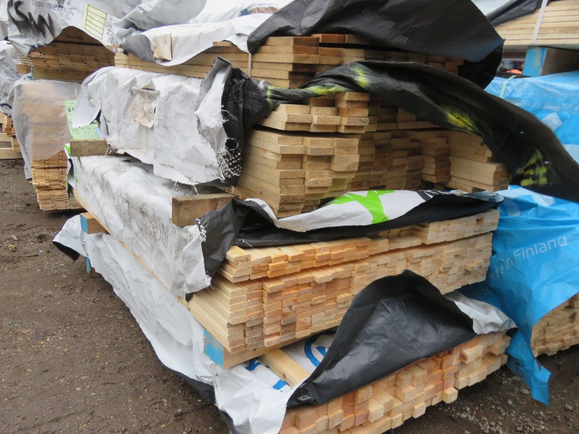 STACK OF 4 SMALL BUNDLES OF ASSORTED FENCING TIMBERS, 1.8M LENGTH APPROX. - Image 2 of 6