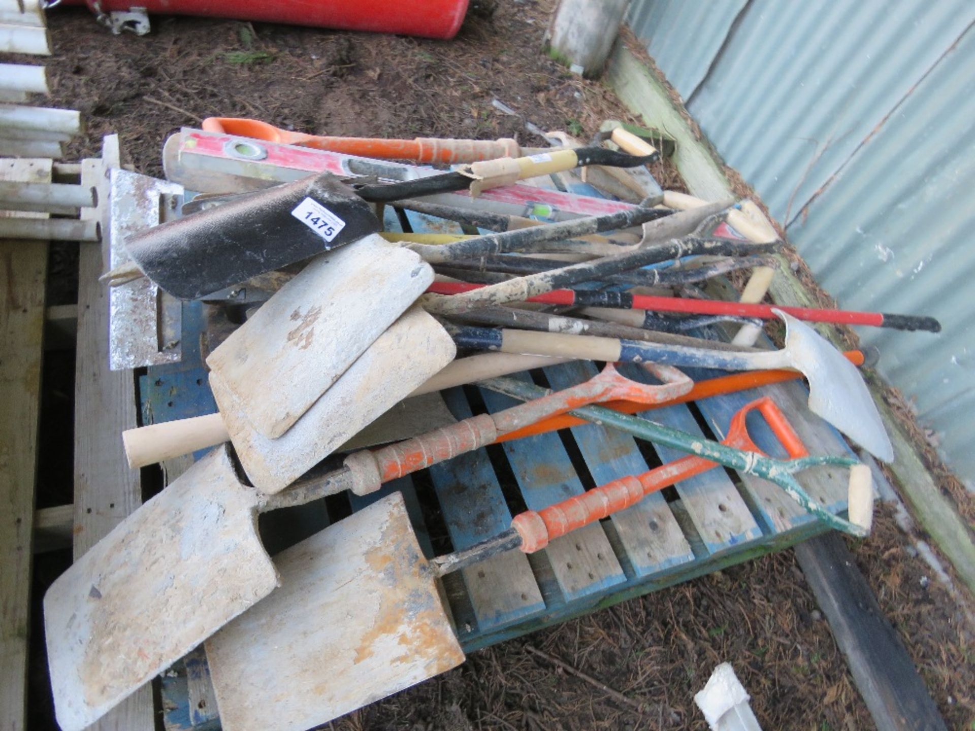 PALLET CONTAINING APPROXIMATELY 13NO DIGGING SHOVELS AND SPADES PLUS OTHER TOOLS. THIS LOT IS SOL - Image 2 of 2