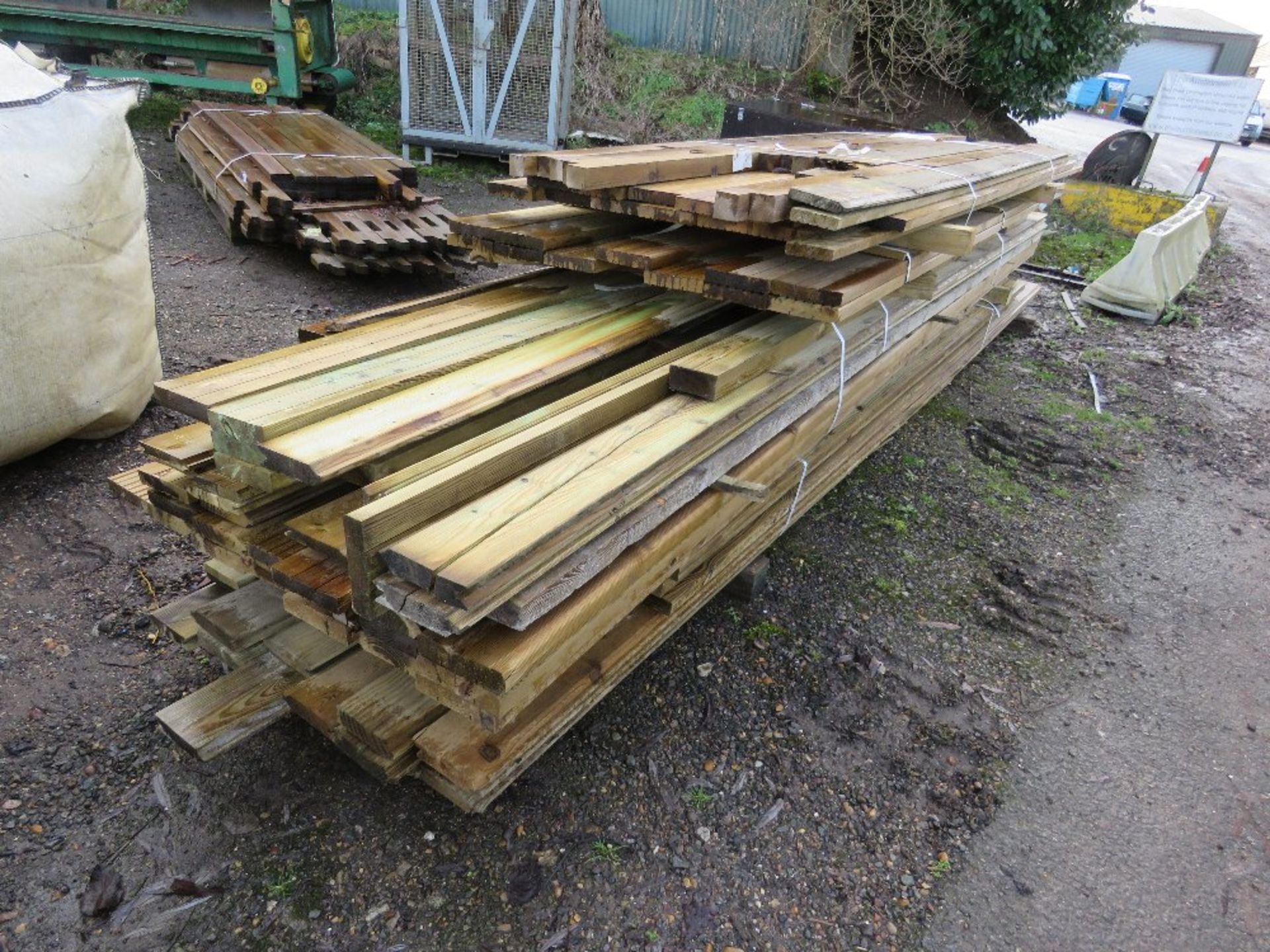 LARGE QUANTITY OF ASSORTED FENCING AND DECKING TIMBERS, 10-16FT LENGTH APPROX. - Image 2 of 4