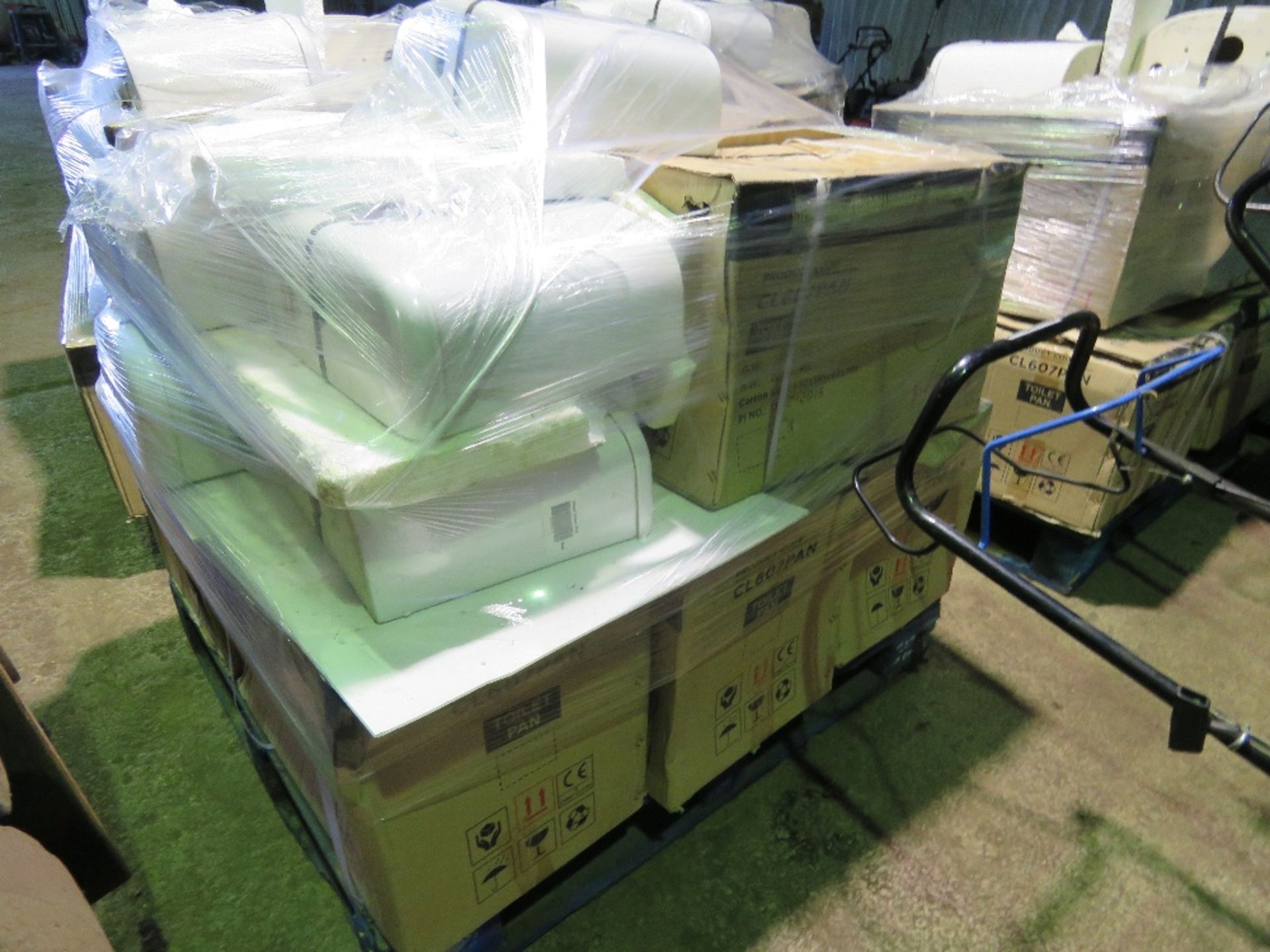 PALLET CONTAINING 7 X TOILET PANS WITH CISTERNS. SURPLUS TO DEVELOPMENT PROJECT. - Image 4 of 4