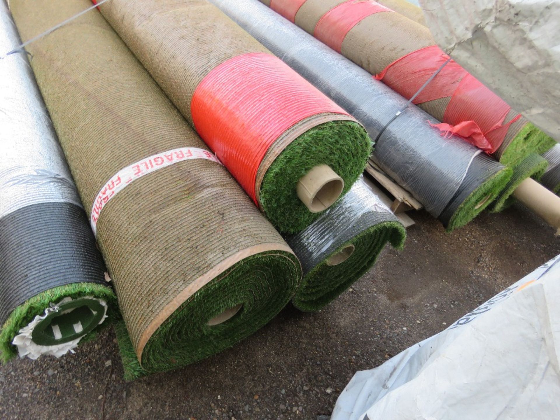 4 X ROLLS OF ARTIFICIAL GRASS / ASTRO TURF, 4M WIDTH. THIS LOT IS SOLD UNDER THE AUCTIONEERS MAR - Image 3 of 4