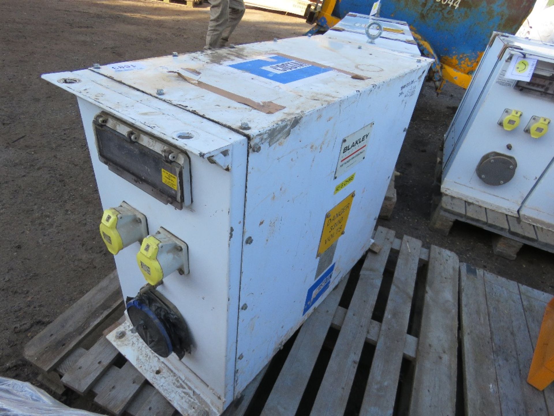 LARGE TUNNEL TRANSFORMER, POSSIBLY 10KVA. THIS LOT IS SOLD UNDER THE AUCTIONEERS MARGIN SCHEME, - Image 2 of 6