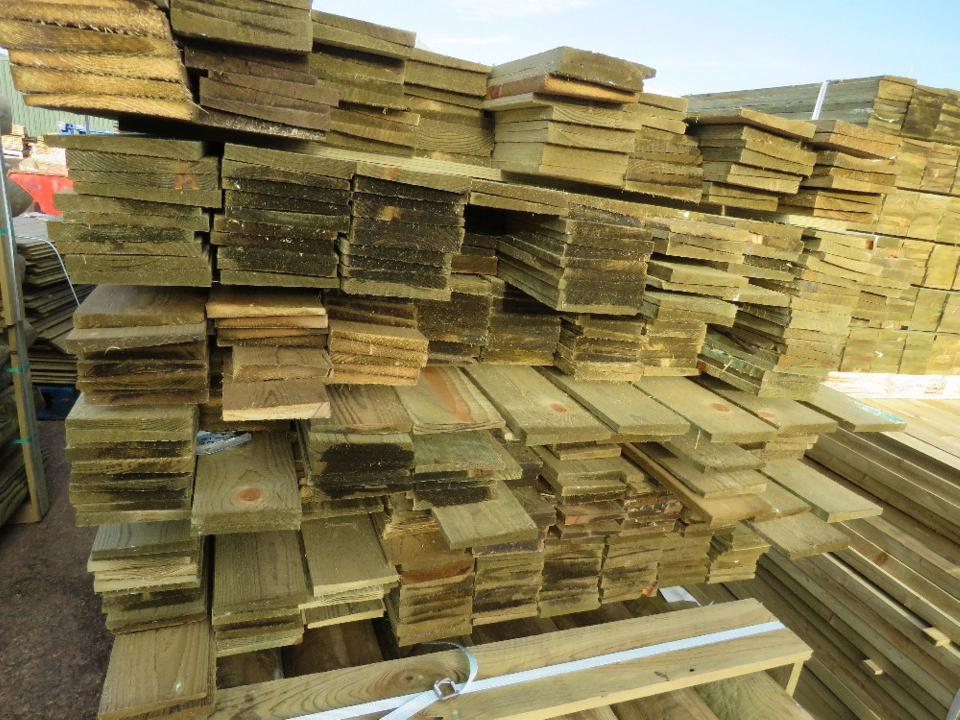 LARGE PACK OF FEATHER EDGE PRESSURE TREATED CLADDING BOARDS. 1.65-1.9M MIXED LENGTH X 100MM WIDTH AP - Image 2 of 3