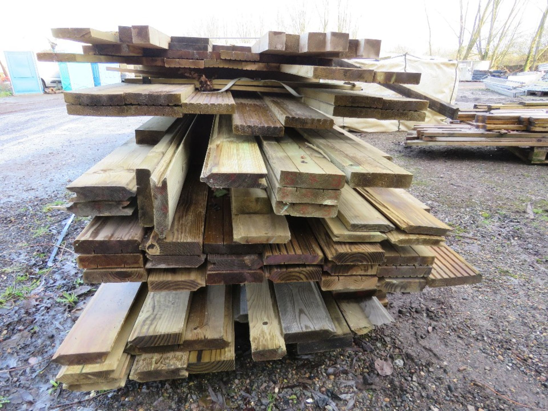 LARGE QUANTITY OF ASSORTED FENCING AND DECKING TIMBERS, 10-16FT LENGTH APPROX. - Image 4 of 4