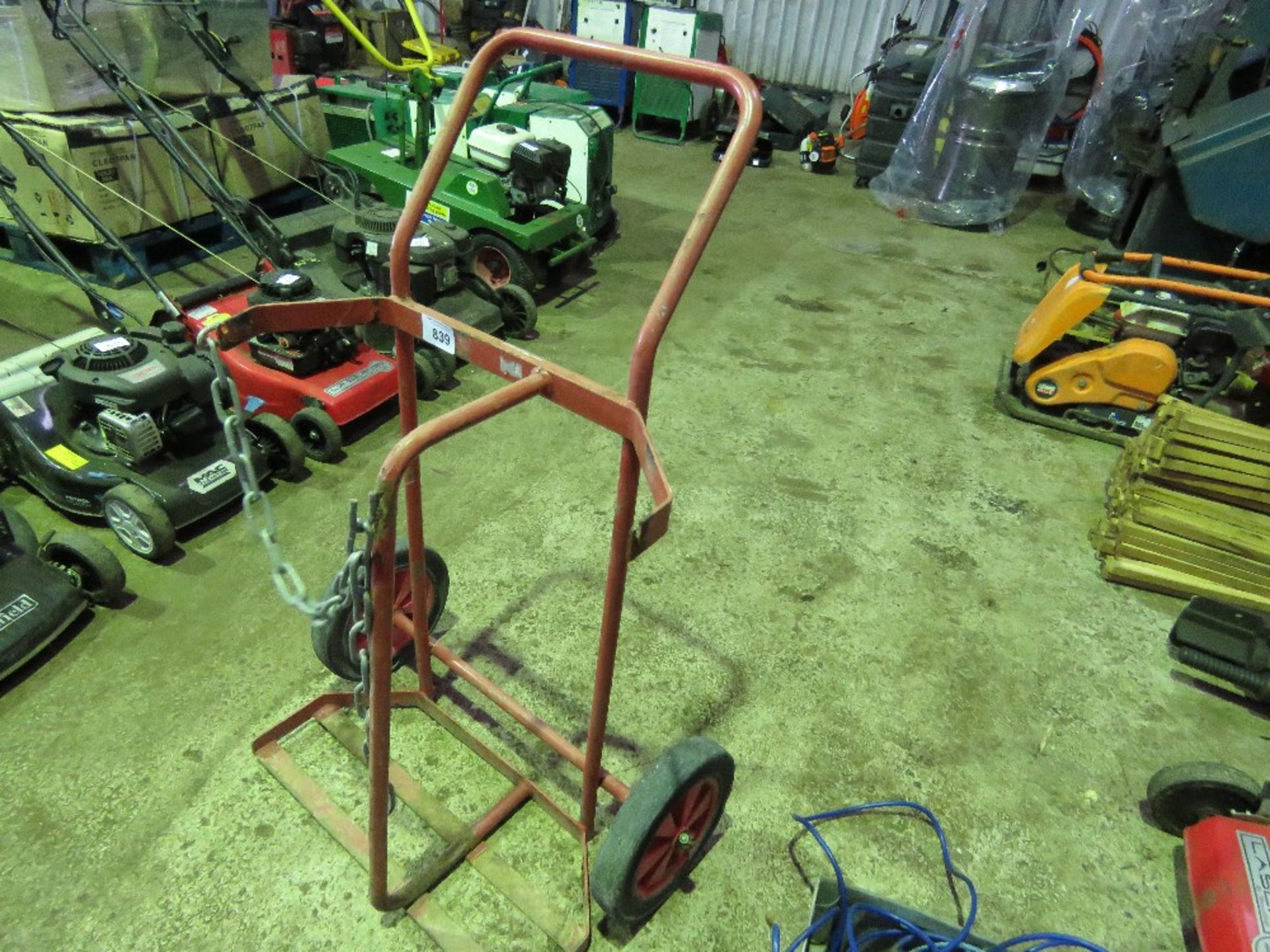 GAS BOTTLE TROLLEY WITH SAFETY CHAIN. COMPANY LIQUIDATION STOCK. THIS LOT IS SOLD UNDER THE AUCTIO - Image 2 of 4