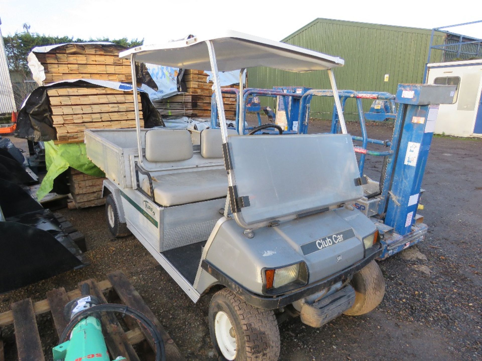 CLUBCAR CARRYALL TURF 2 PETROL ENGINED UTILITY TRUCK. WHEN TESTED WAS SEEN TO DRIVE, STEER AND BRAKE - Image 2 of 11