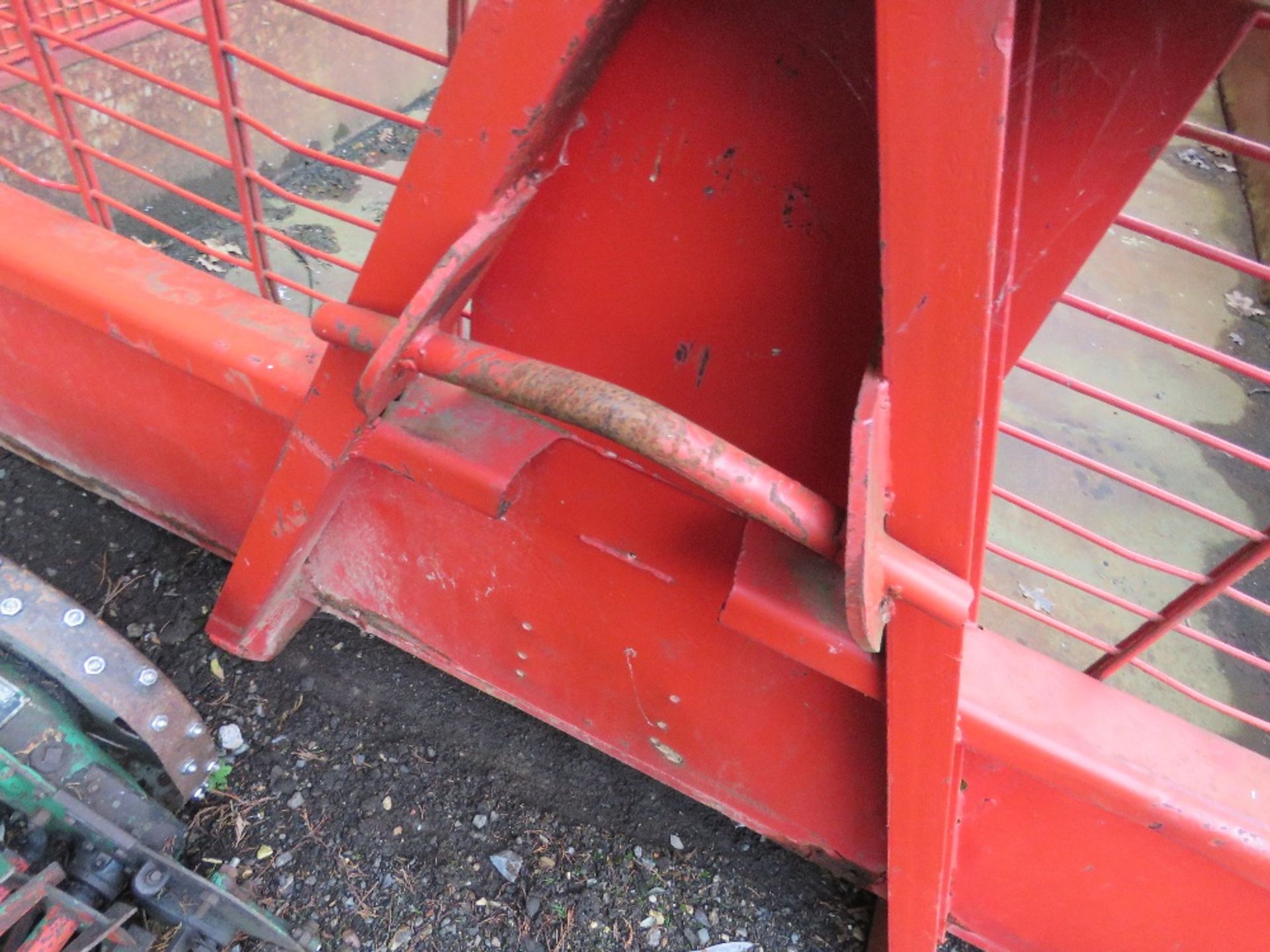 HL5 HOOK LOADER BIN WITH DROP SIDES AND MESH CAGE TOP. SIDE LOADING DOOR PLUS FULL WIDTH REAR DOOR. - Image 3 of 7