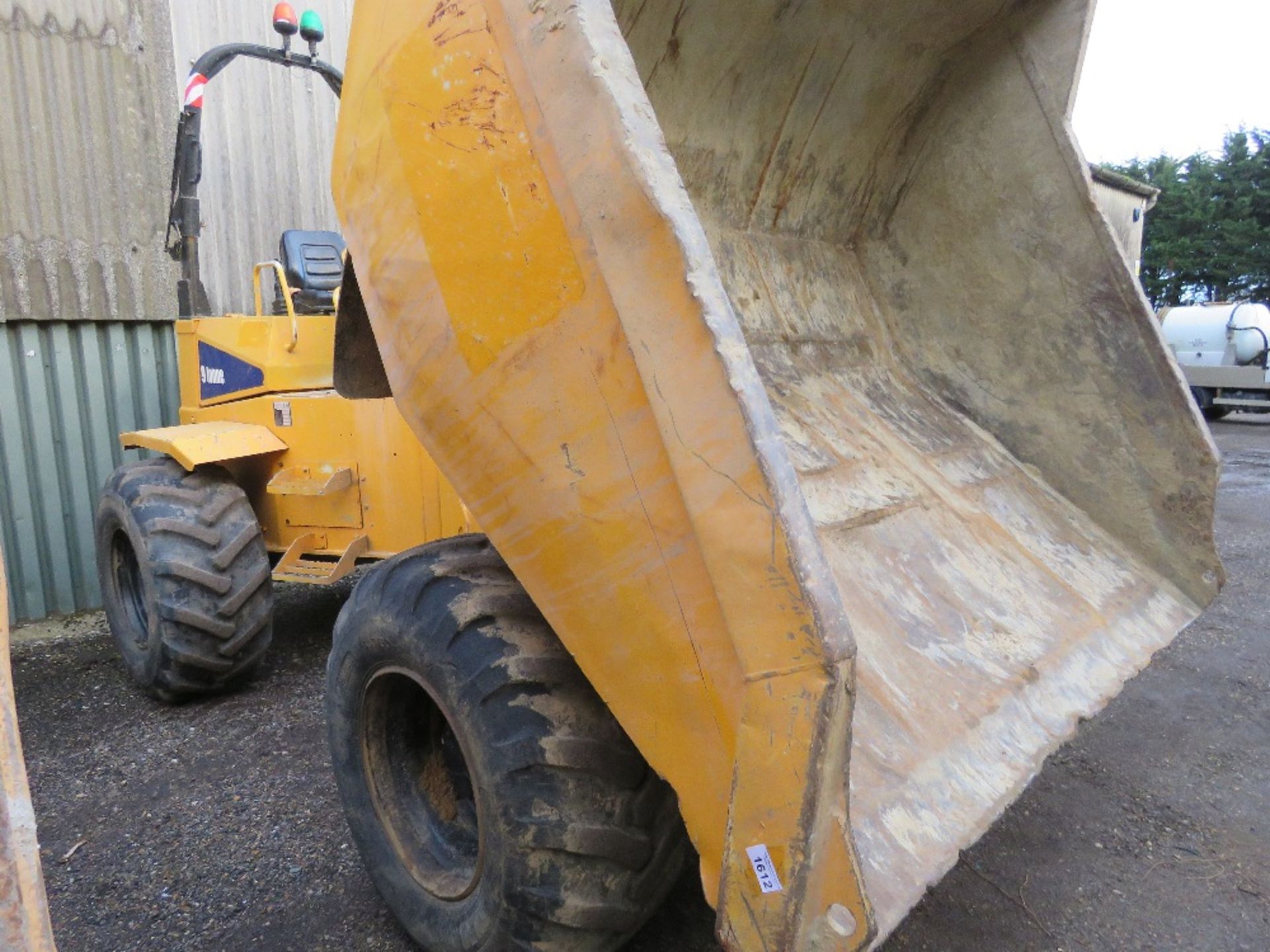 THWAITES 9 TONNE SITE DUMPER, YEAR 2011 BUILD. 3618REC HOURS. SN:SLCM590Z1108C1849. DIRECT FROM LOCA - Image 2 of 14