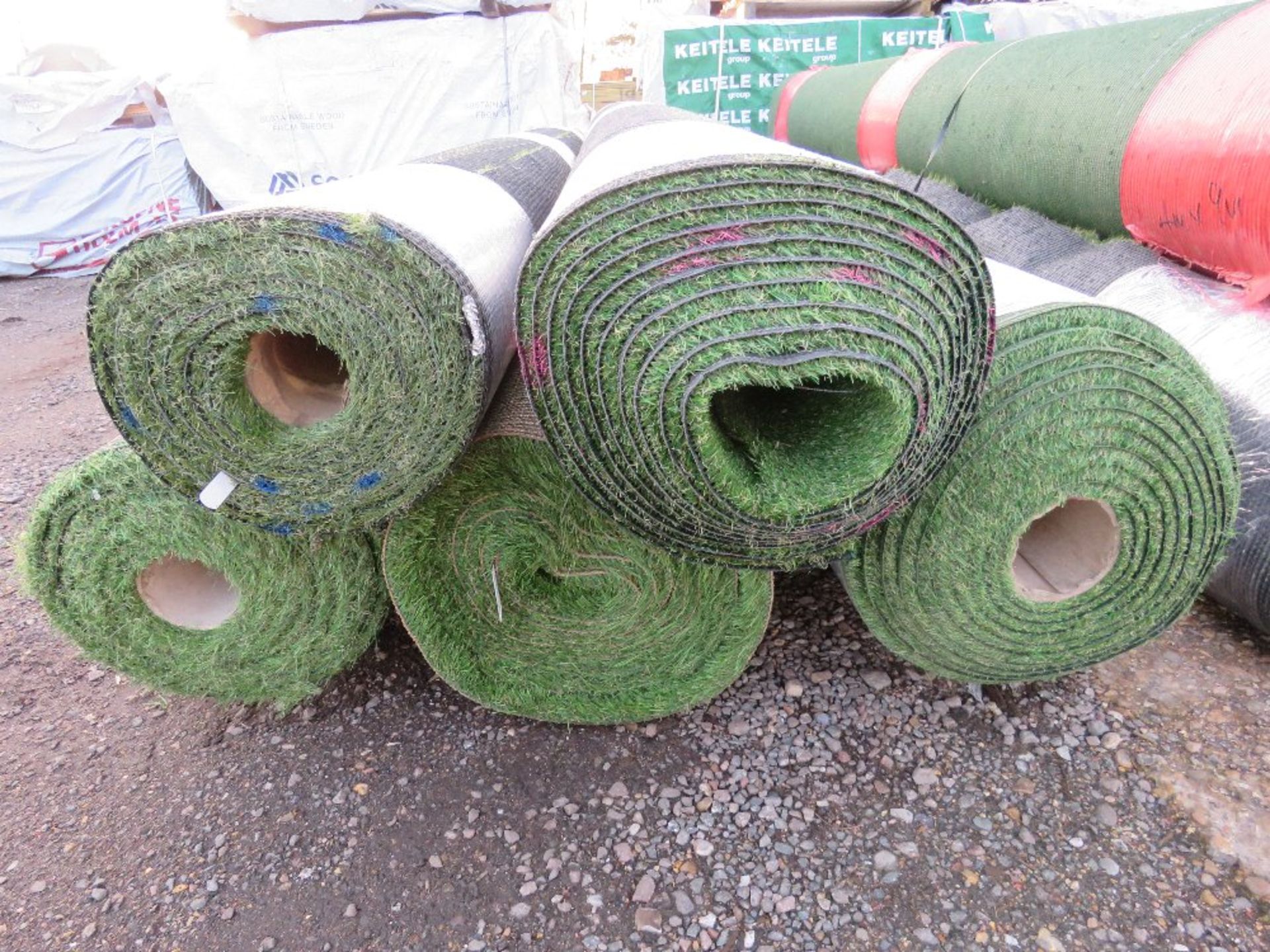 PALLET CONTAINING 5 X ROLLS OF QUALITY FAKE GRASS / ASTRO TURF, 4M WIDTH ROLLS. THIS LOT IS SOLD - Image 2 of 3