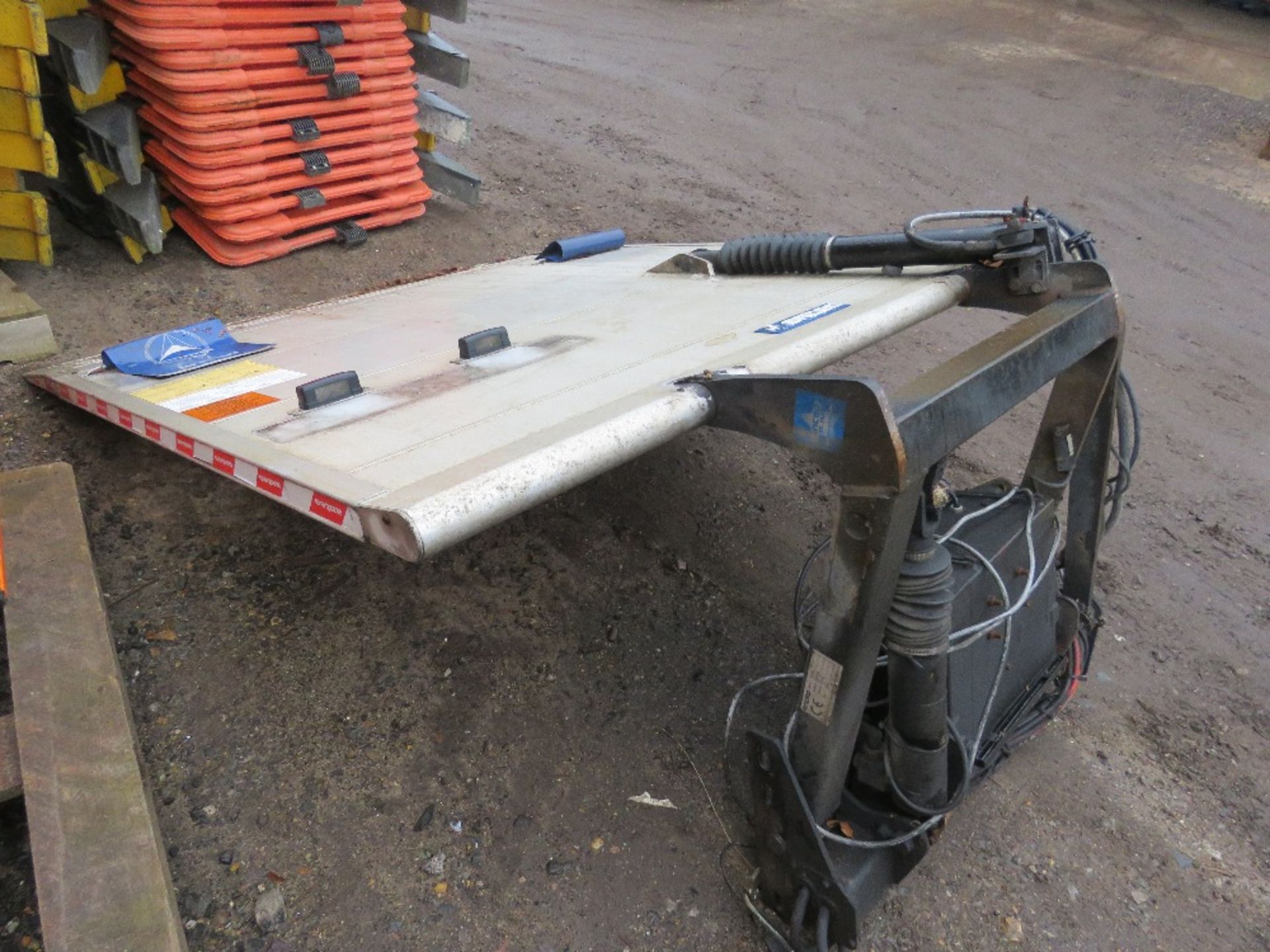 ANTEO 500KG RATED REAR VEHICLE LIFT, 5FT WIDTH APPROX. THIS LOT IS SOLD UNDER THE AUCTIONEERS MAR - Image 3 of 6