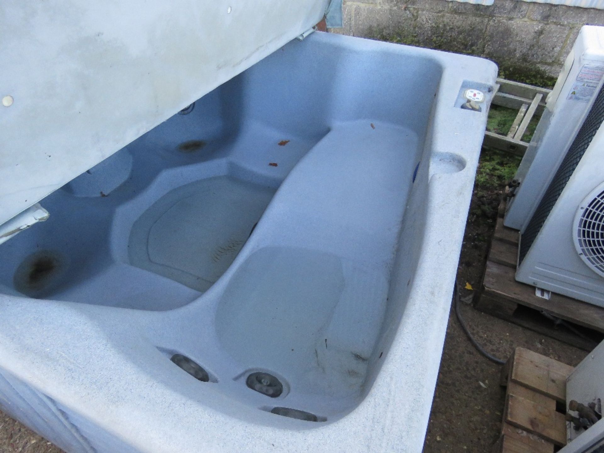 HARD SHELL HOT TUB JACUZZI UNIT WITH COVER AND STEPS. 6FT SQUARE APPROX. THIS LOT IS SOLD UNDER T - Image 3 of 6
