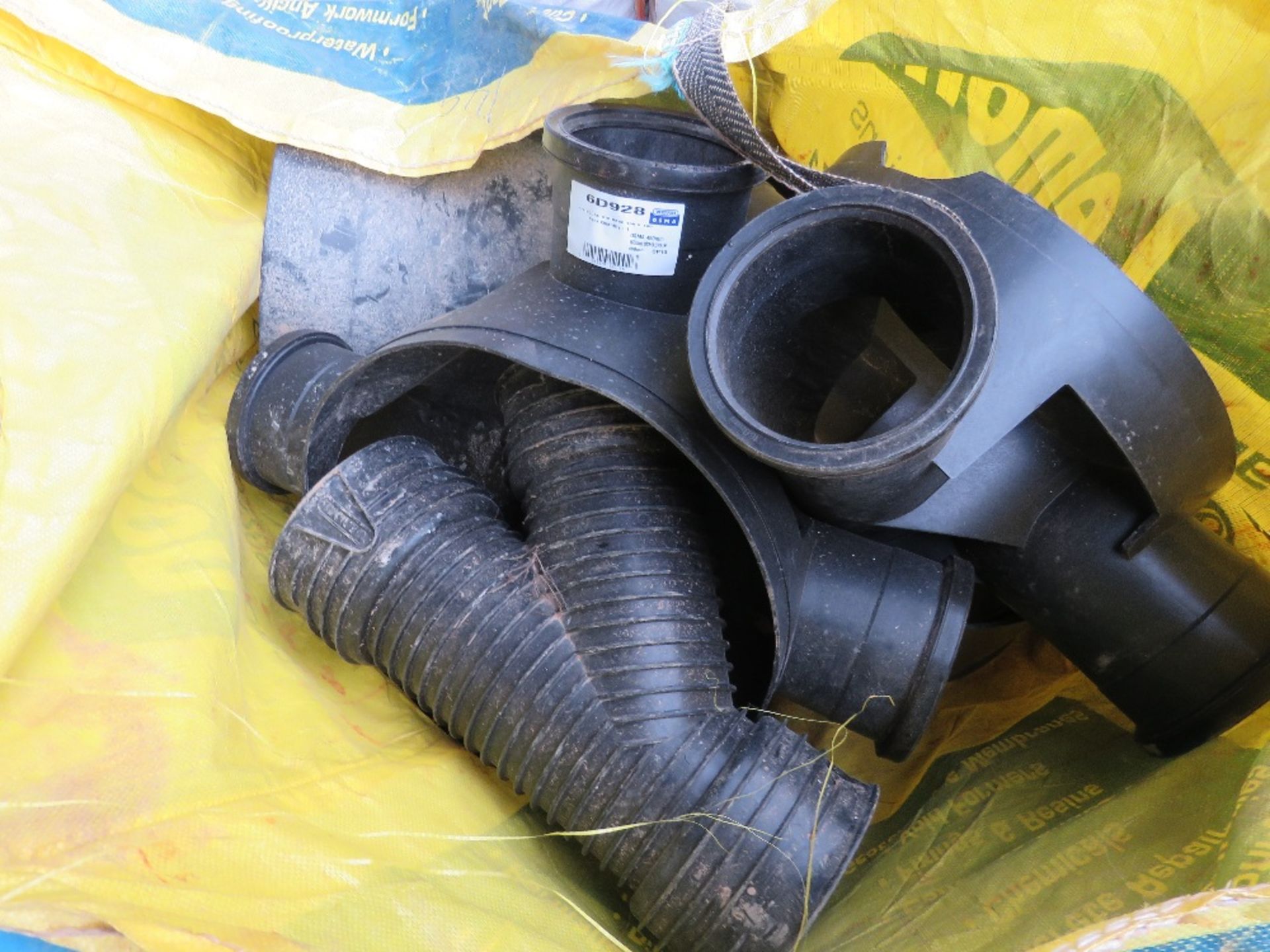 2 X BULK BAGS CONTAINING ASSORTED BLACK PLASTIC DRAINAGE FITTINGS AND MANHOLE PARTS. DIRECT FROM COM - Image 3 of 5
