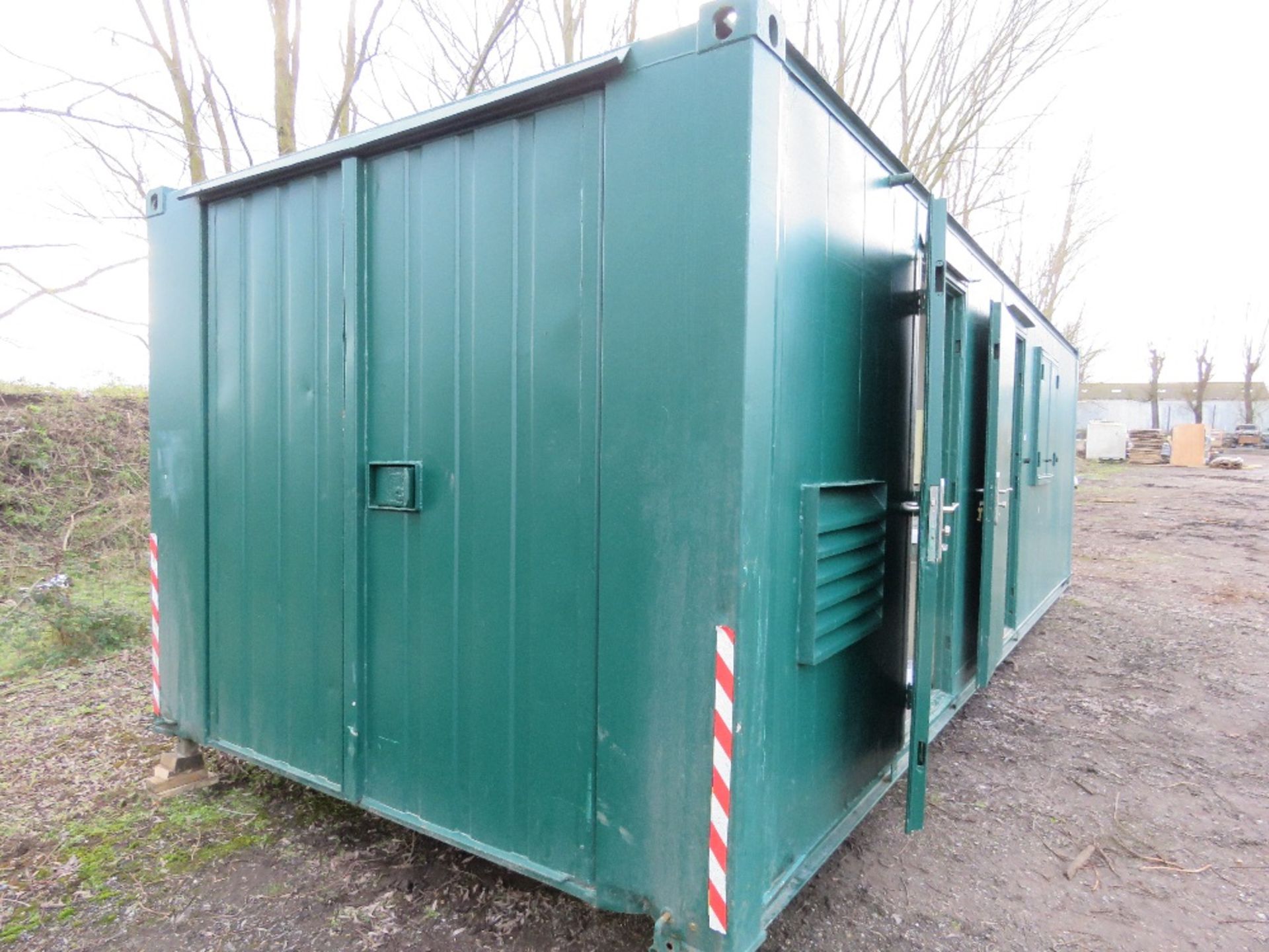 SECURE WELFARE CABIN, 32FT LENGTH X 10FT WIDTH APPROX WITH GENERATOR. ACCOMODATION COMPRISES OFFICE, - Image 11 of 16