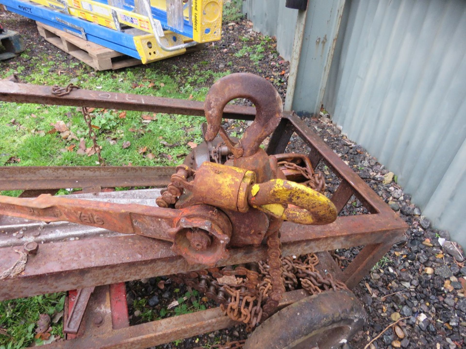 BOTTLE TROLLEY PLUS 4 X ASSORTED WINCHES/CHAIN HOISTS. THIS LOT IS SOLD UNDER THE AUCTIONEERS MAR - Image 4 of 6