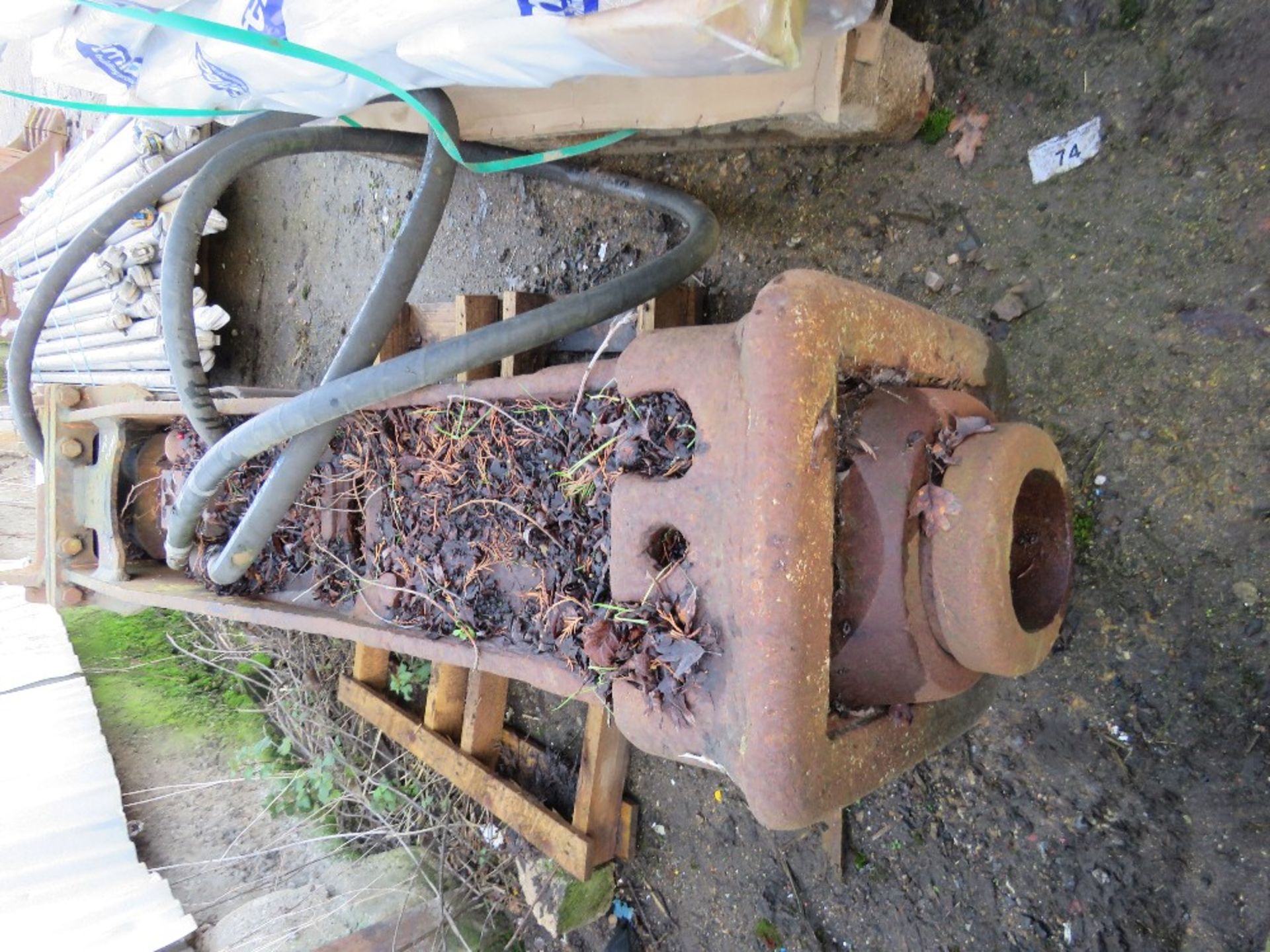 LARGE EXCAVATOR BREAKER ON 80MM PINS. - Image 2 of 4