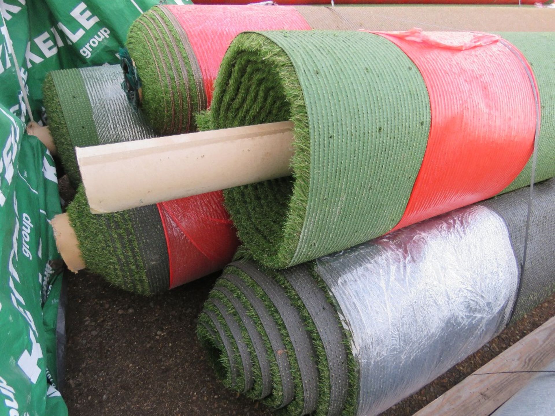 PALLET CONTAINING 5 X ROLLS OF QUALITY FAKE GRASS / ASTRO TURF, 4M WIDTH ROLLS. THIS LOT IS SOLD - Image 3 of 3