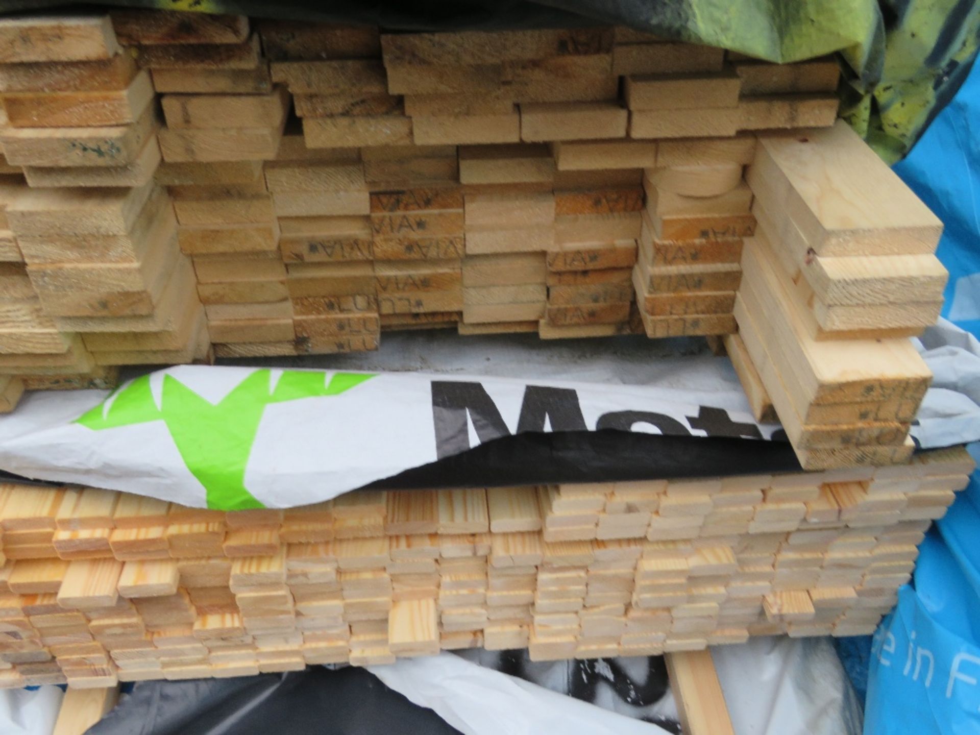 STACK OF 4 SMALL BUNDLES OF ASSORTED FENCING TIMBERS, 1.8M LENGTH APPROX. - Image 5 of 6