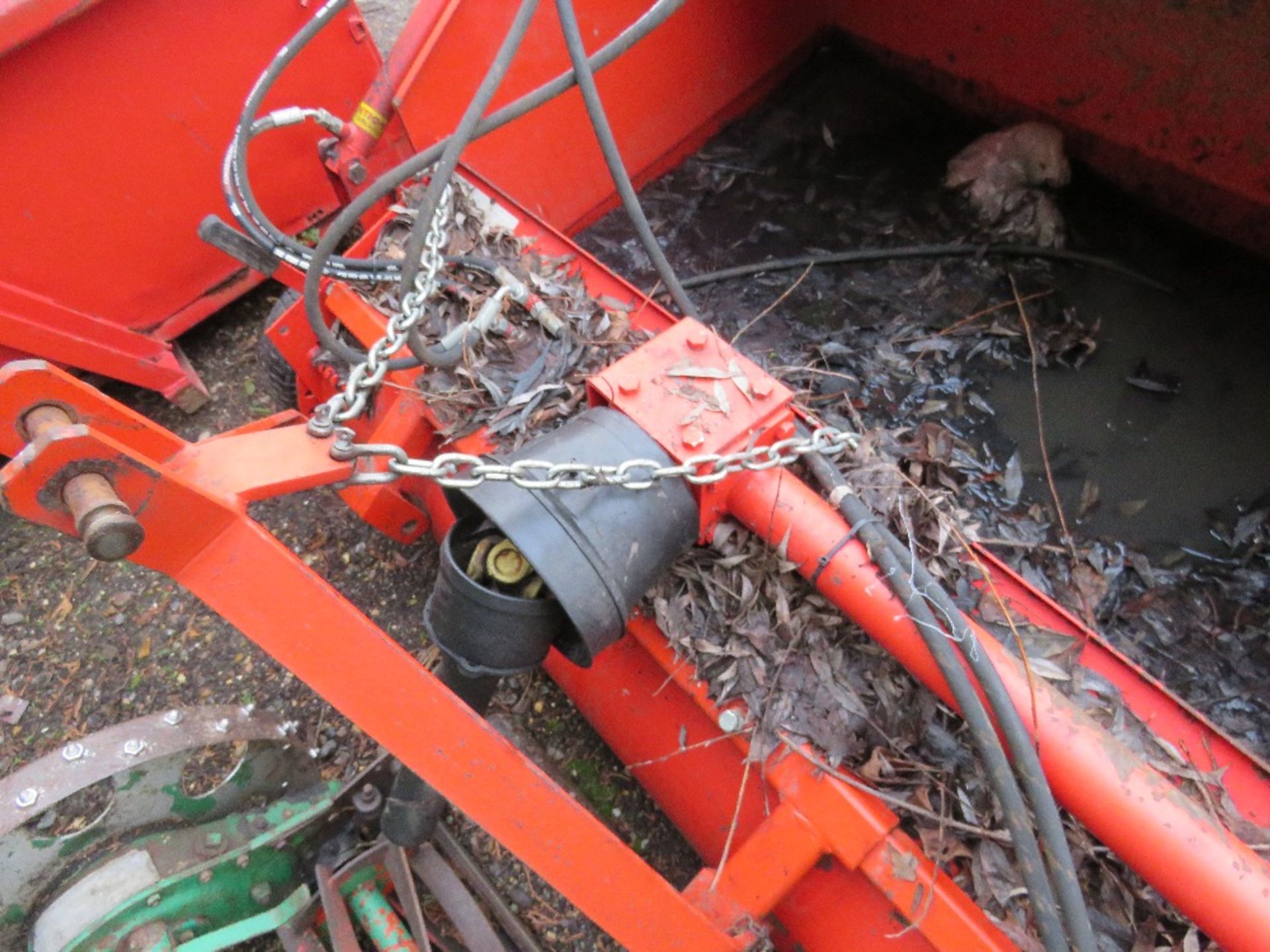 SUTON PTO DRIVEN BRUSH WITH COLLECTOR, 4FT WIDTH APPROX. DRIVE CHAIN MISSING, CONDITION UNKNOWN. - Image 4 of 6