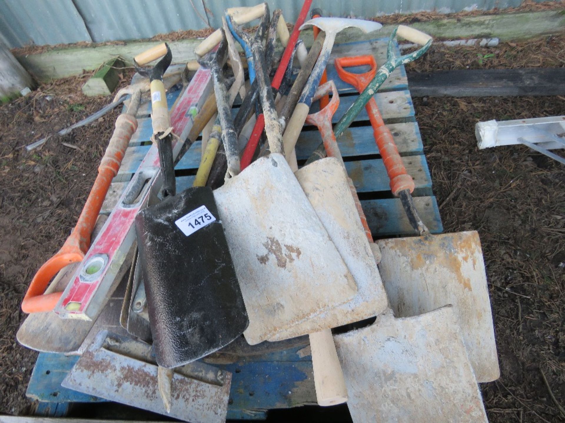 PALLET CONTAINING APPROXIMATELY 13NO DIGGING SHOVELS AND SPADES PLUS OTHER TOOLS. THIS LOT IS SOL