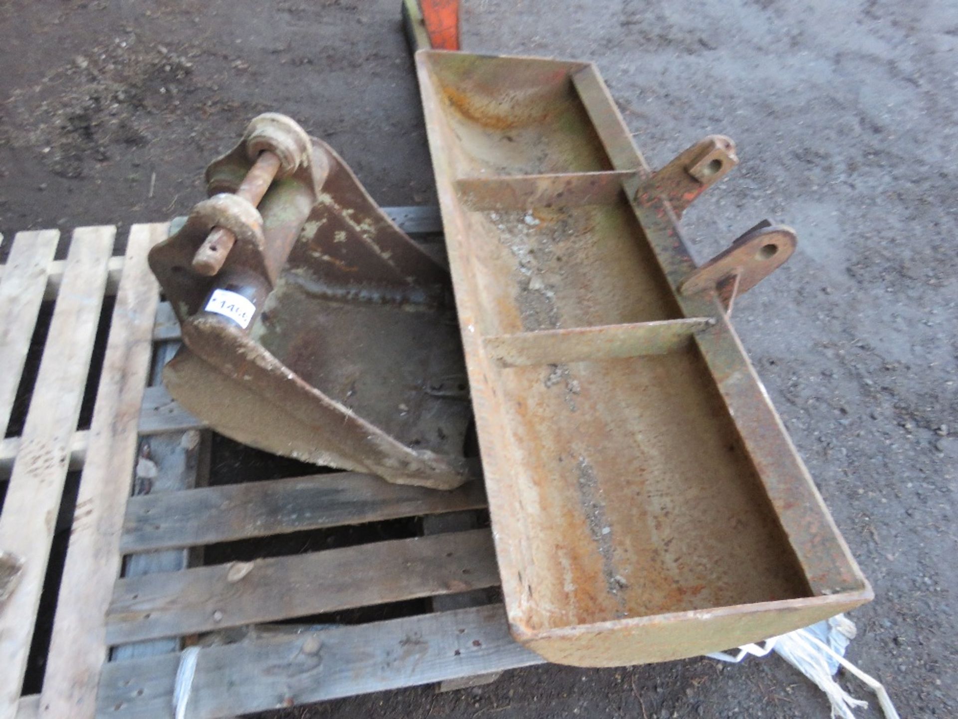 2 X MINI EXCAVATOR BUCKETS: JCB, 40MM PINS, 18" AND GRADING. THIS LOT IS SOLD UNDER THE AUCTIONE