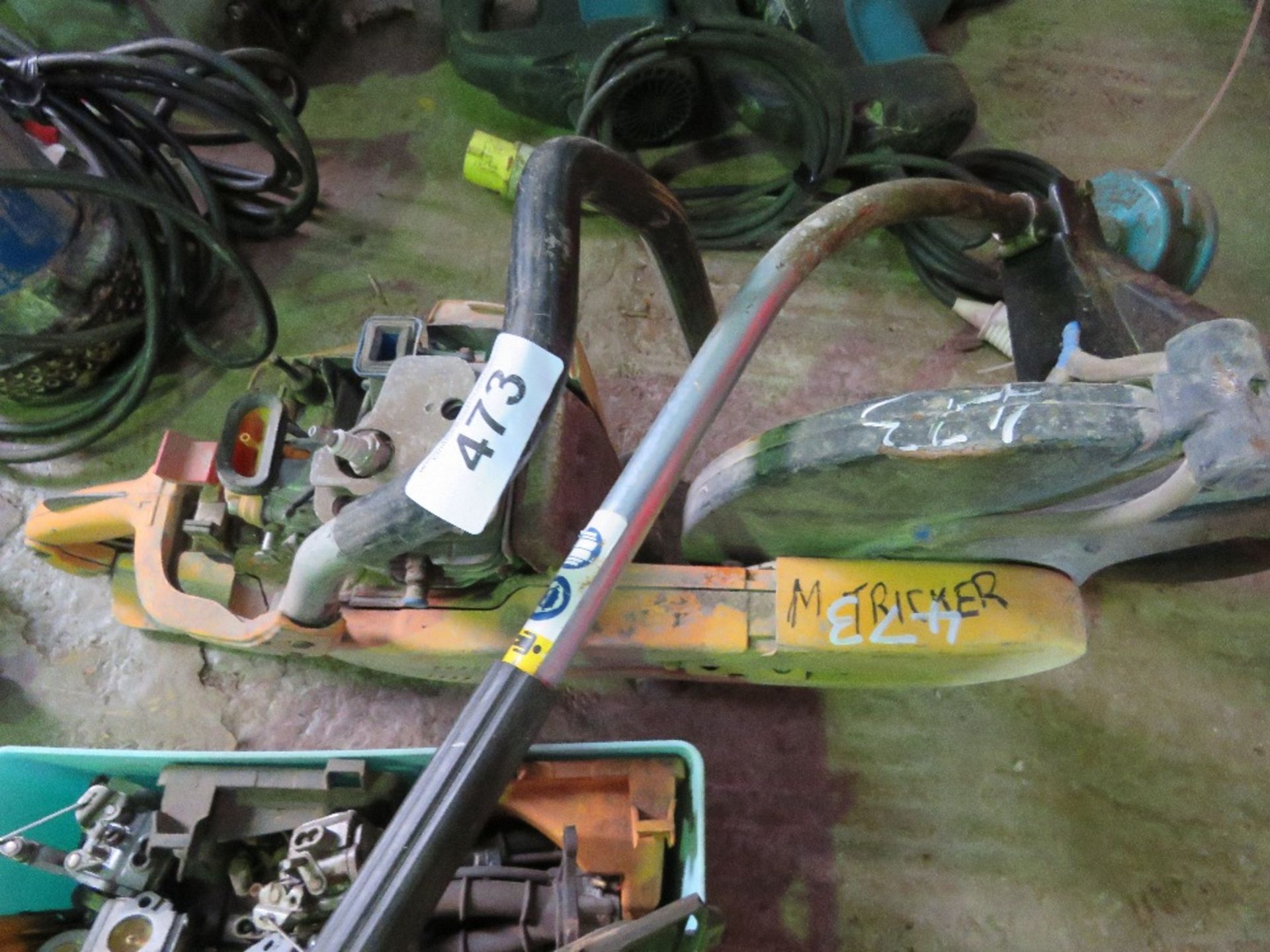 STRIMMER PLUS ASSORTED PETROL SAW PARTS. THIS LOT IS SOLD UNDER THE AUCTIONEERS MARGIN SCHEME, TH - Image 4 of 8
