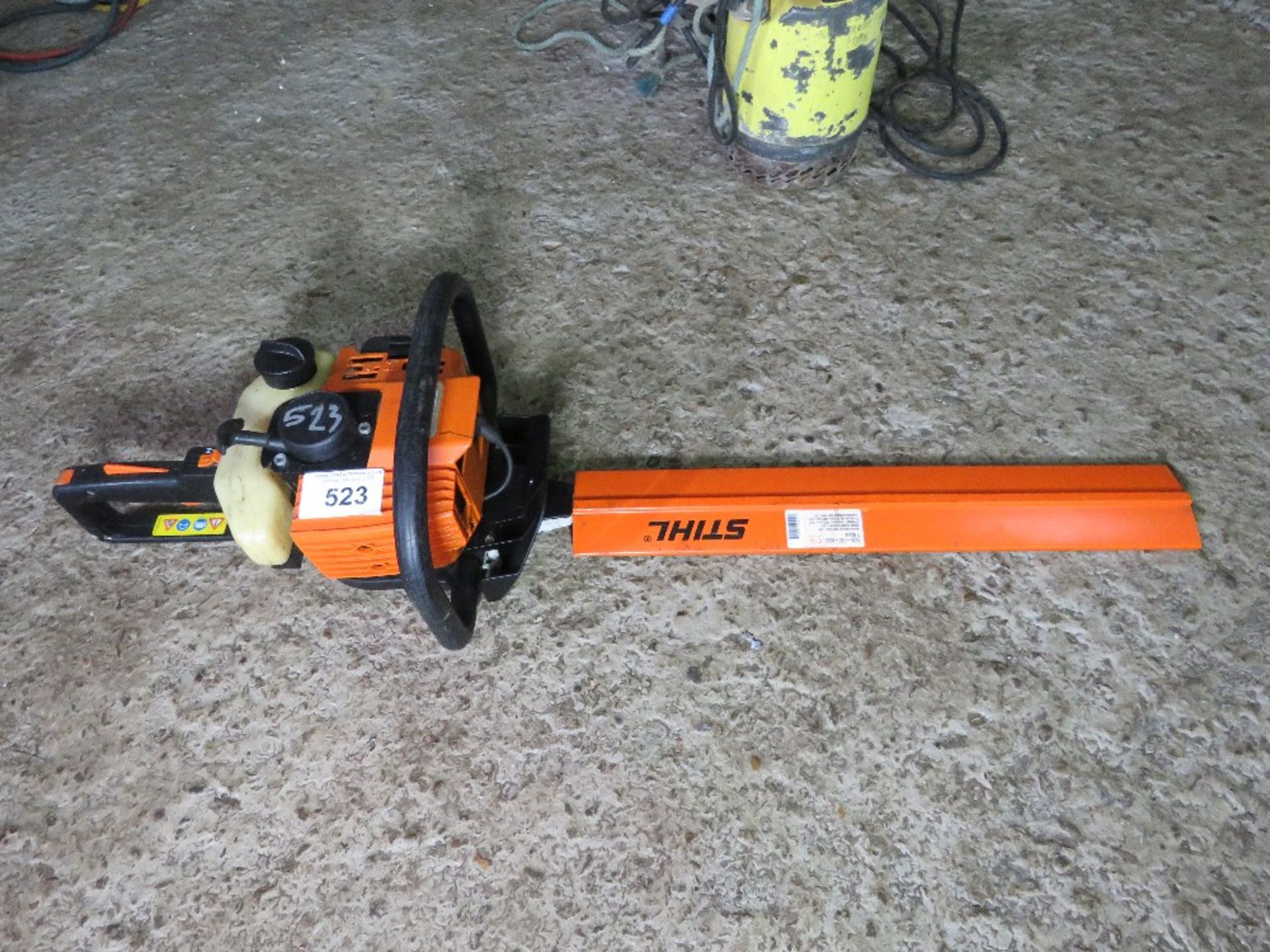 STIHL HS75 PETROL ENGINED HEDGE CUTTER. THIS LOT IS SOLD UNDER THE AUCTIONEERS MARGIN SCHEME, THE