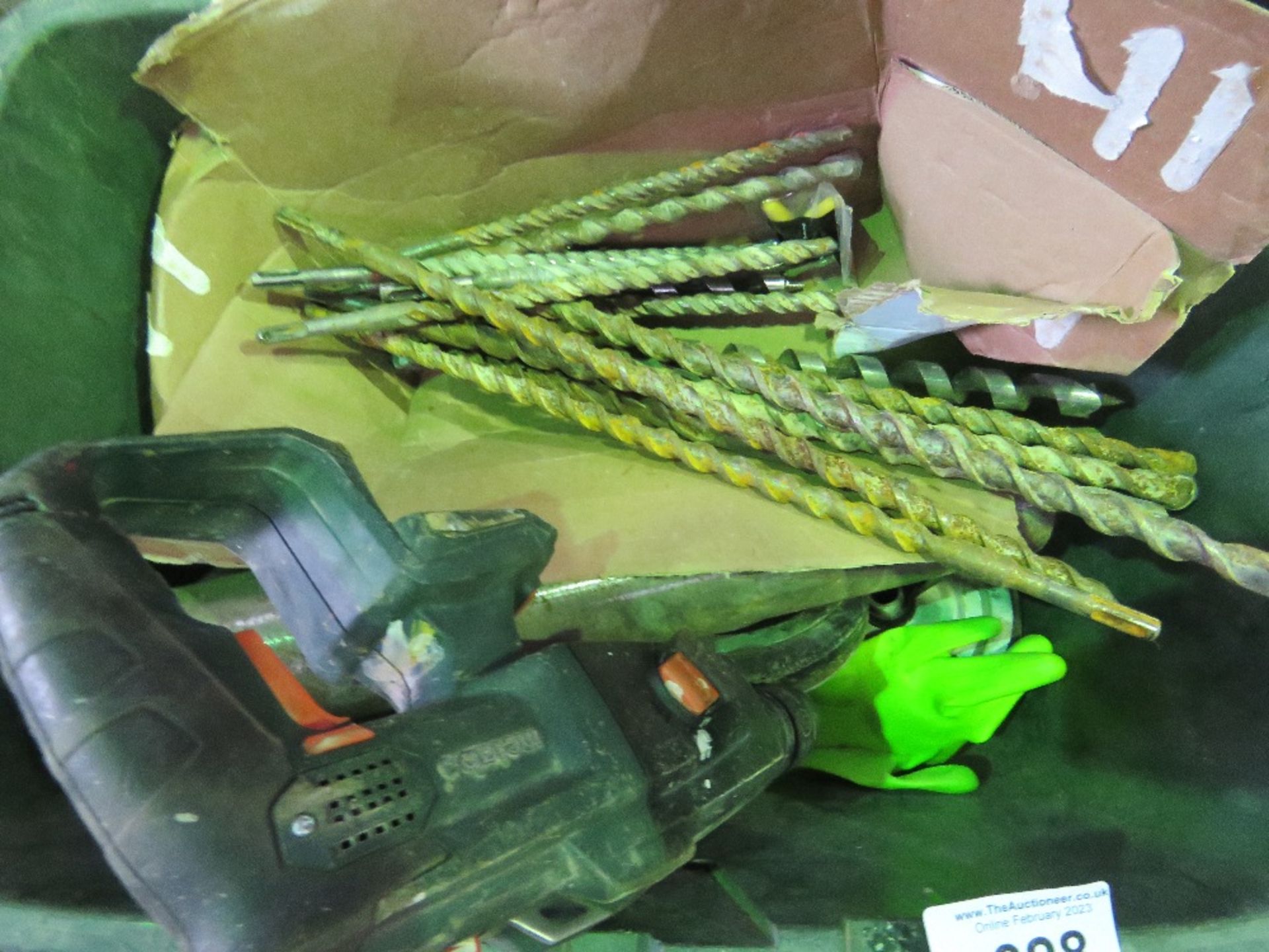 BOX OF TOOLS AND SUNDRIES INCLUDING TROWELS, DRILL BITS, COMPANY LIQUIDATION STOCK. THIS LOT IS S - Image 3 of 5