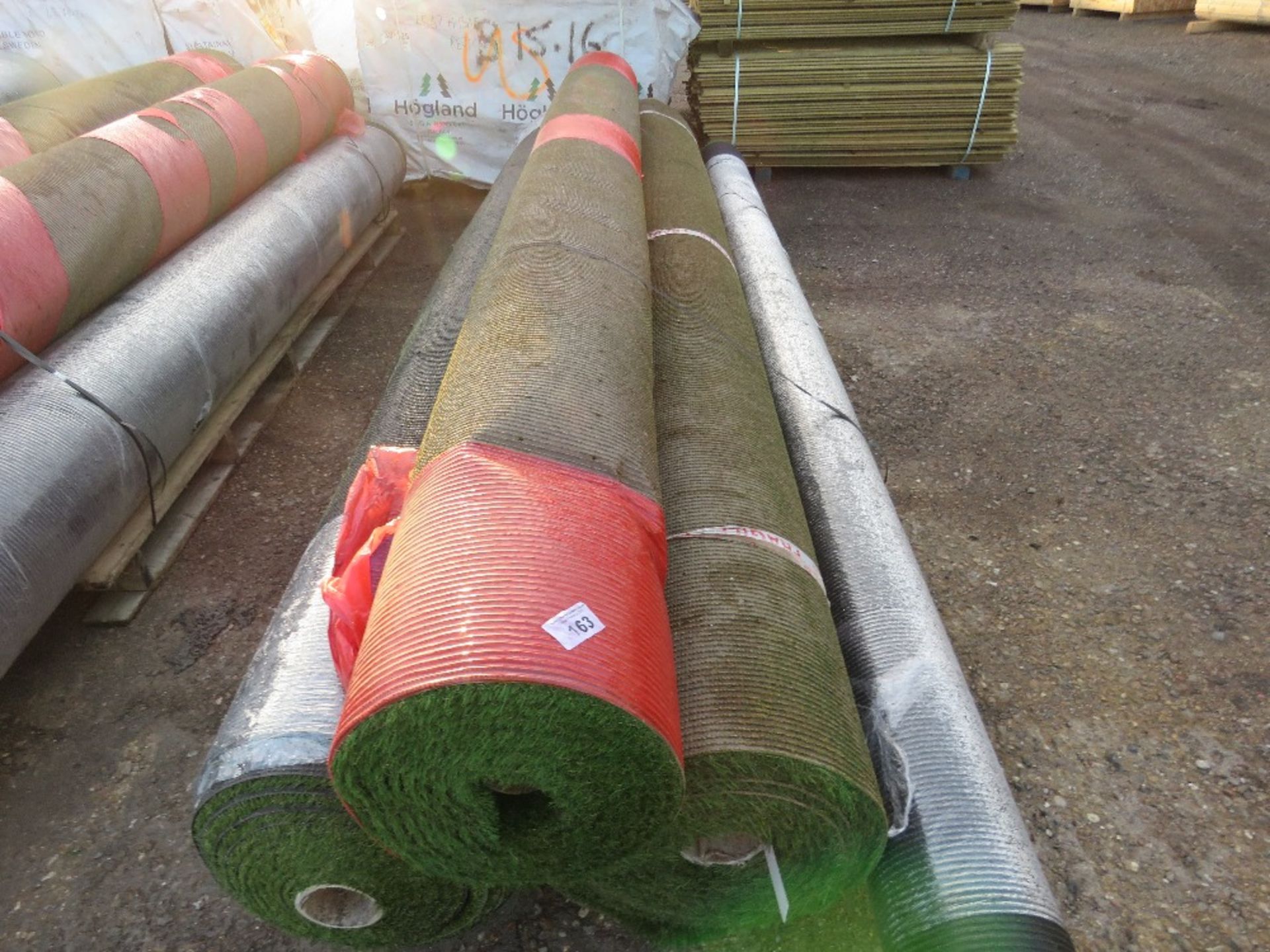 4 X ROLLS OF ARTIFICIAL GRASS / ASTRO TURF, 4M WIDTH. THIS LOT IS SOLD UNDER THE AUCTIONEERS MAR - Image 4 of 4