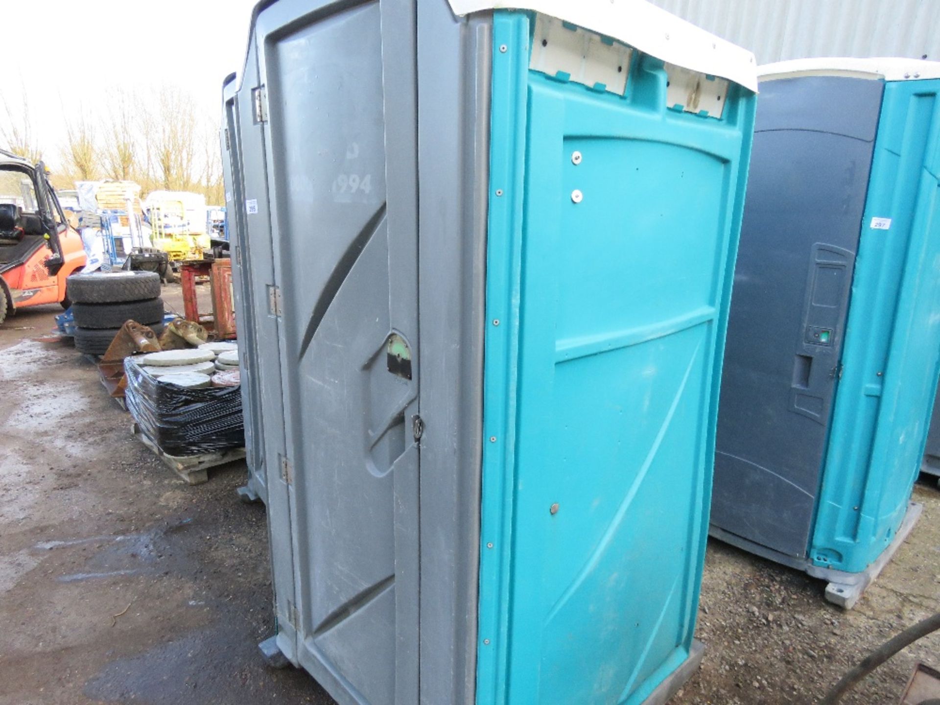 PORTABLE SITE TOILET WITH WASHBASIN AND URINAL. CLEANED AND BLUE DETERGENT ADDED READY FOR USE. T