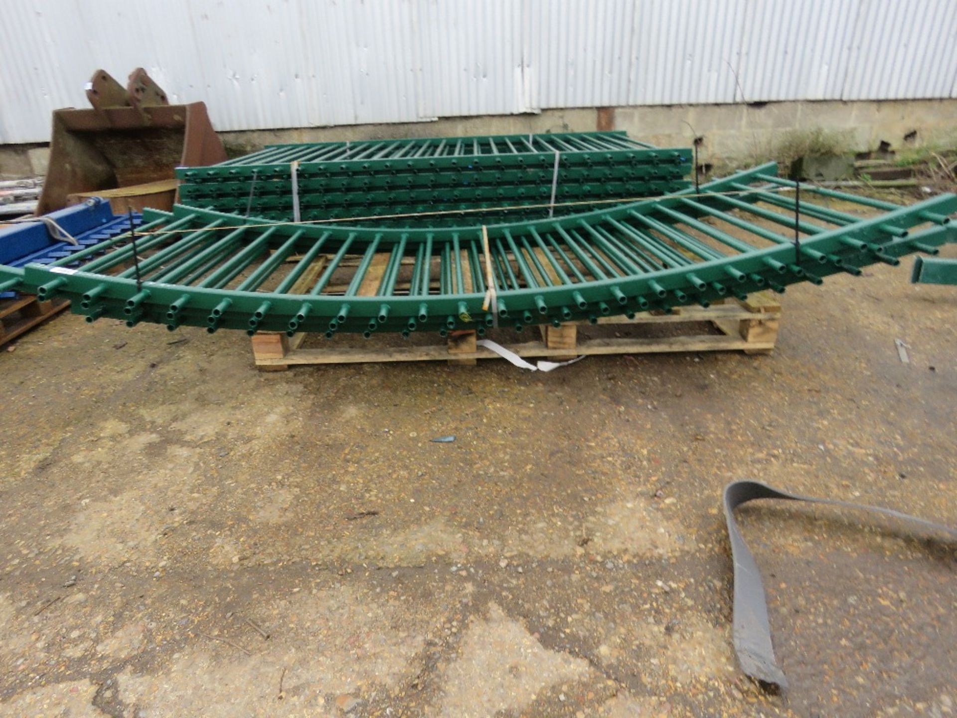 3 X CURVED GREEN METAL RAILINGS 1.45M HEIGHT X 2.9M WIDTH APPROX. - Image 2 of 6