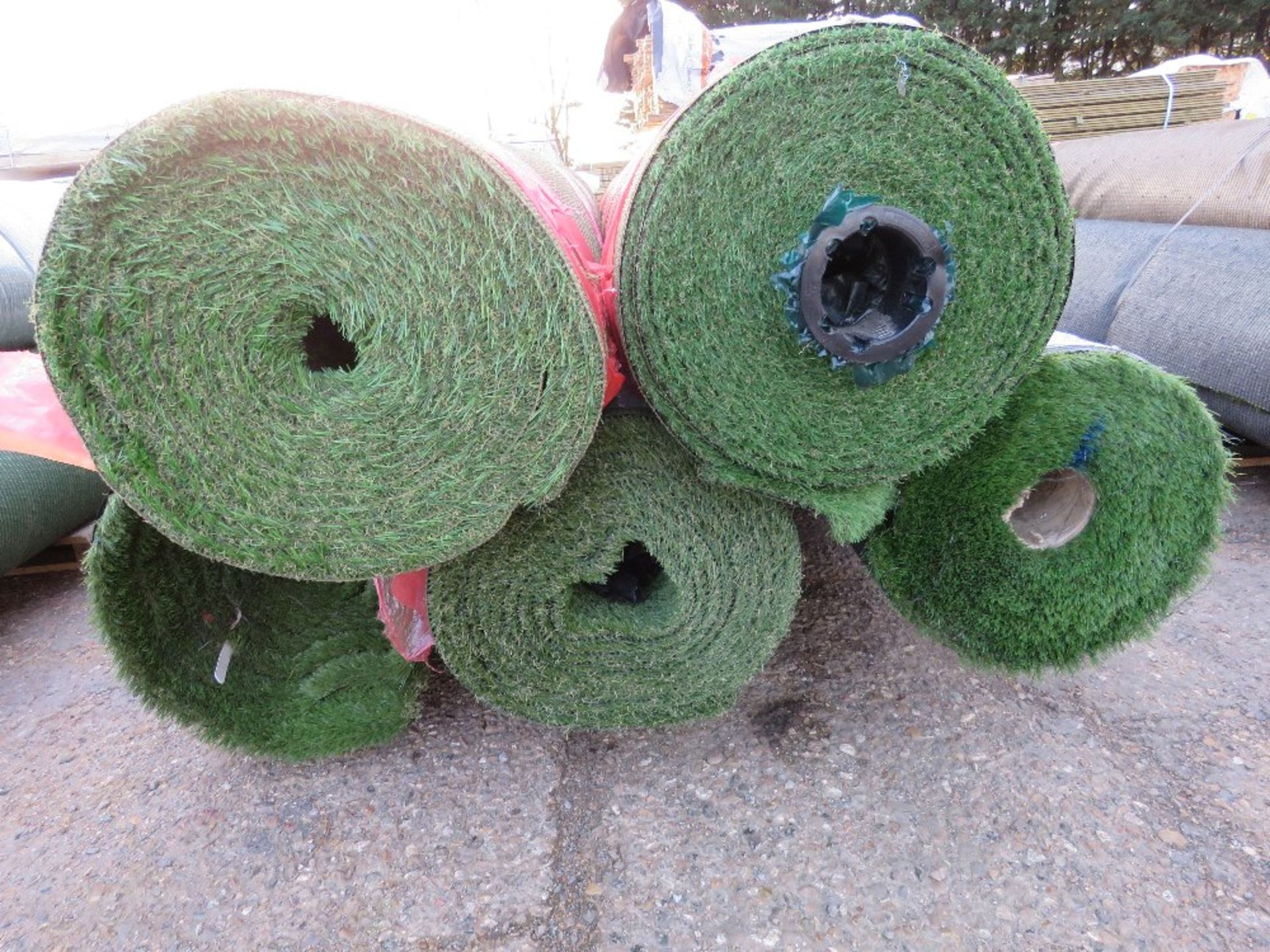 PALLET CONTAINING 5 X ROLLS OF QUALITY GRADE ASTRO TURF ARTIFICIAL GRASS, 4 METRE WIDE ROLLS. THI - Image 2 of 3