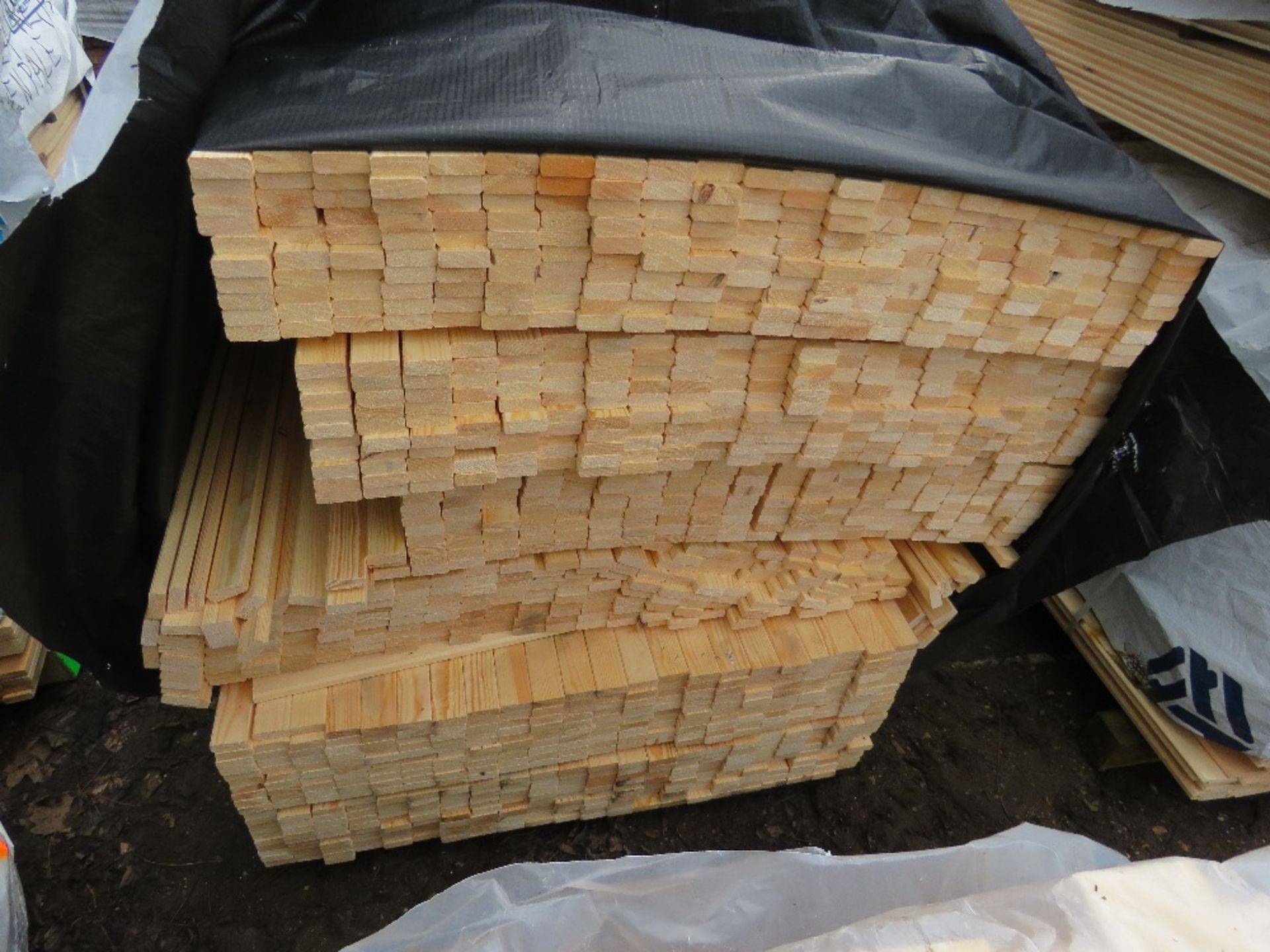 EXTRA LARGE PACK OF UNTREATED VENETIAN PALE / TRELLIS SLATS. 1.83M LENGTH X 45MM X 17MM APPROX. - Image 2 of 3