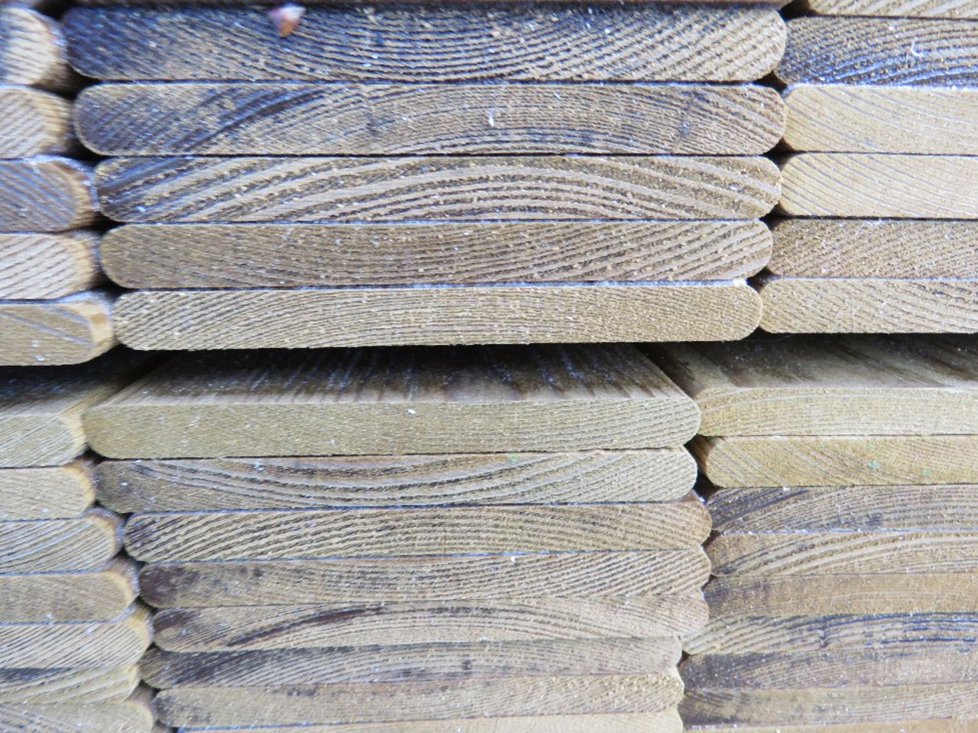 1 X PACK OF PRESSURE TREATED HIT AND MISS FENCE CLADDING BOARDS. 1.14M LENGTH X 100MM WIDTH APPROX. - Image 3 of 3