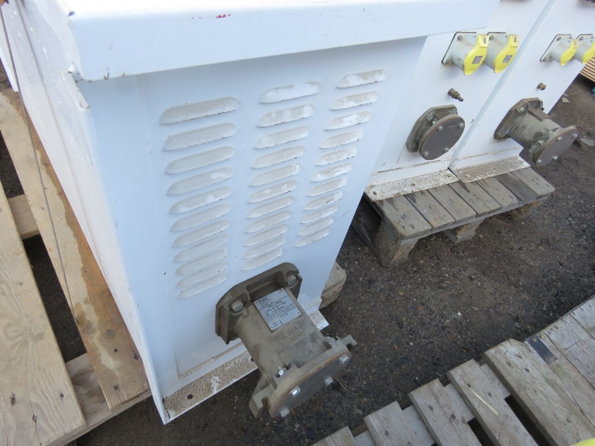 1 X BLAKLEY 3300VOLT 24KVA TUNNEL TRANSFORMER UNIT. THIS LOT IS SOLD UNDER THE AUCTIONEERS MARGI - Image 5 of 5