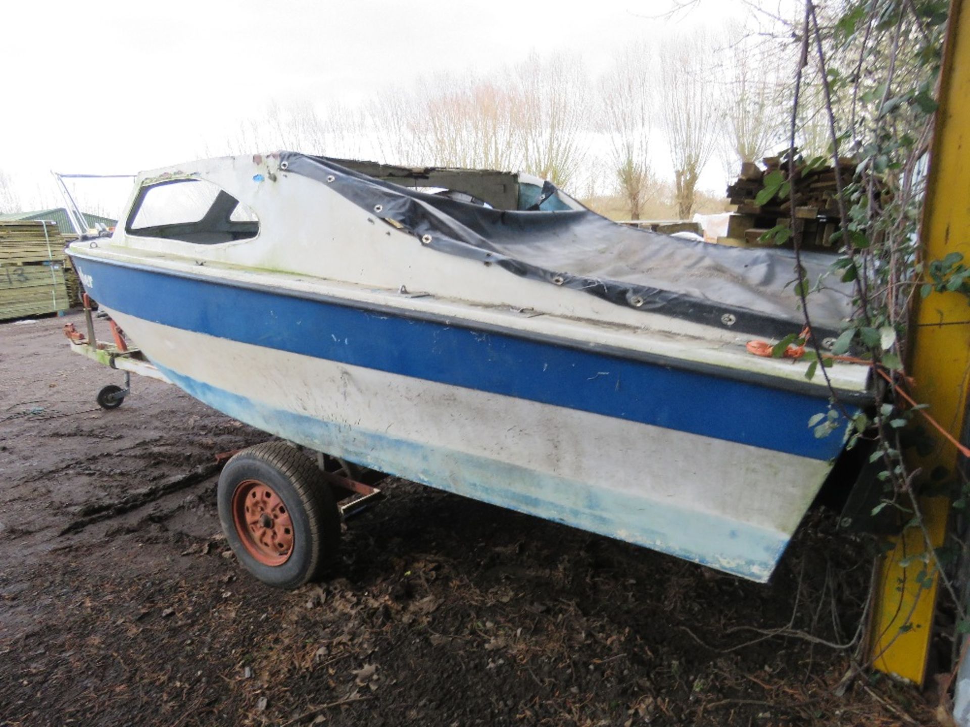 "MR NOVEMBER" DAY CABIN TYPE BOAT, 15FT LENGTH APPROX ON A TRAILER, NO ENGINE. - Image 3 of 5